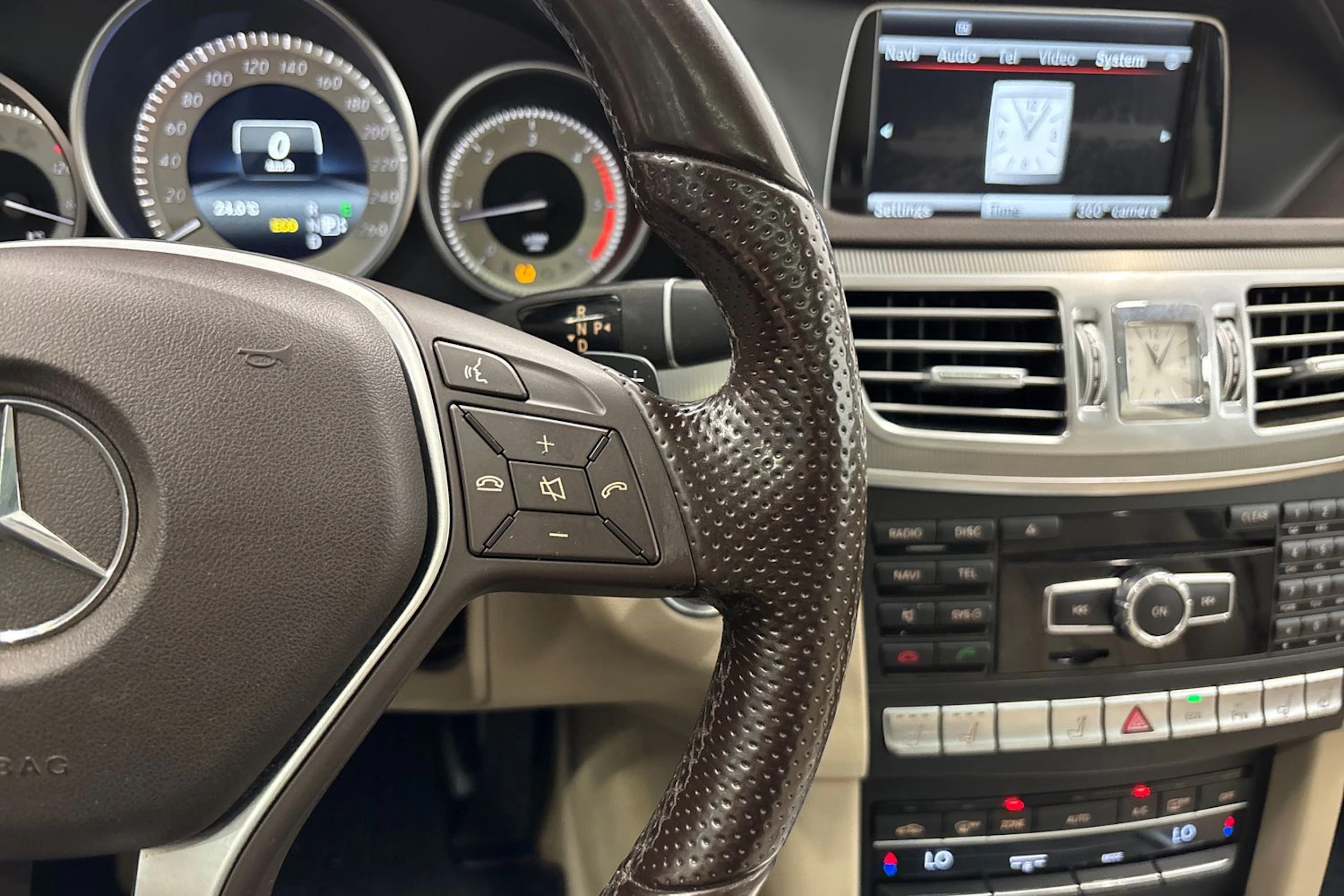 harmaa Mercedes-Benz E 2015 kuva 13.