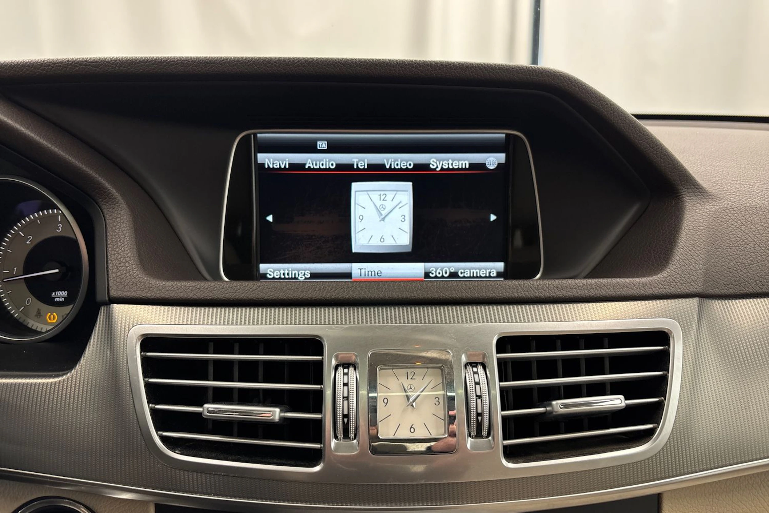 harmaa Mercedes-Benz E 2015 kuva 17.