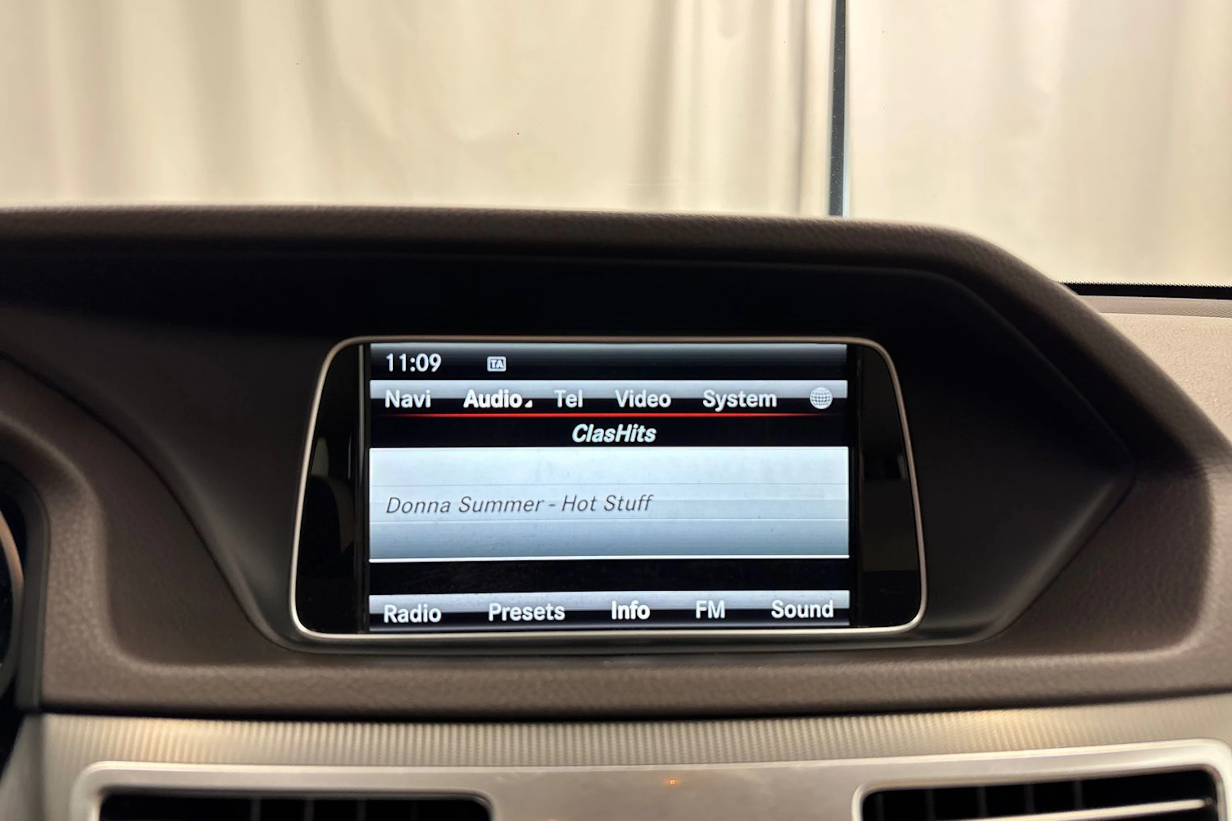 harmaa Mercedes-Benz E 2015 kuva 19.