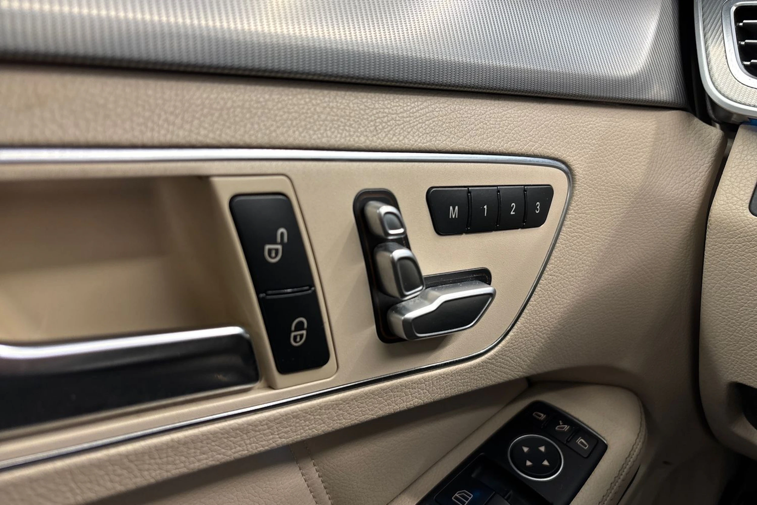 harmaa Mercedes-Benz E 2015 kuva 24.