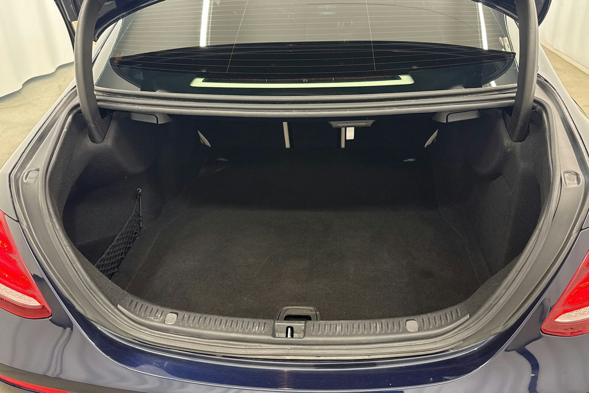 met. sininen Mercedes-Benz E 2017 kuva 14.