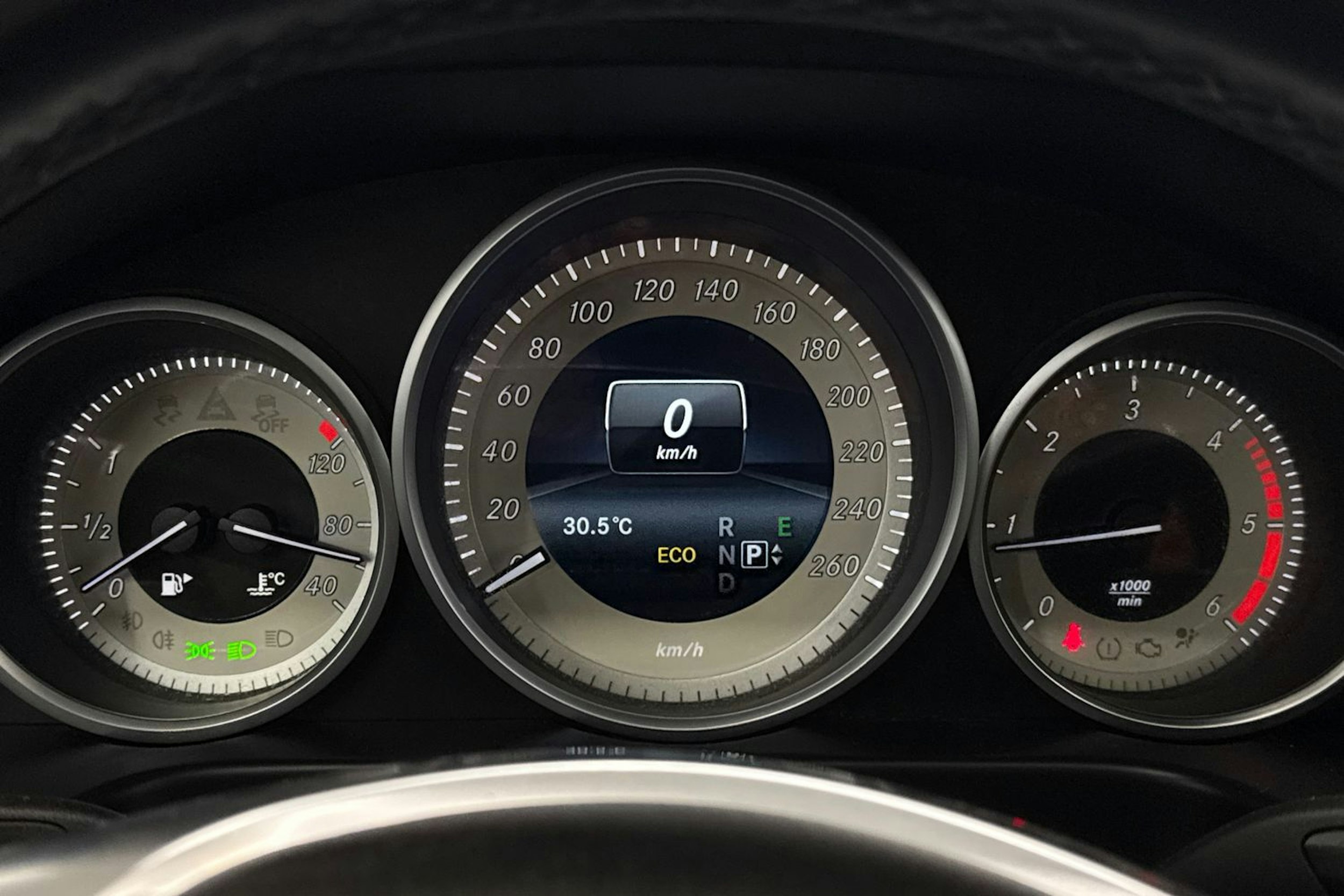 harmaa Mercedes-Benz E 2016 kuva 18.