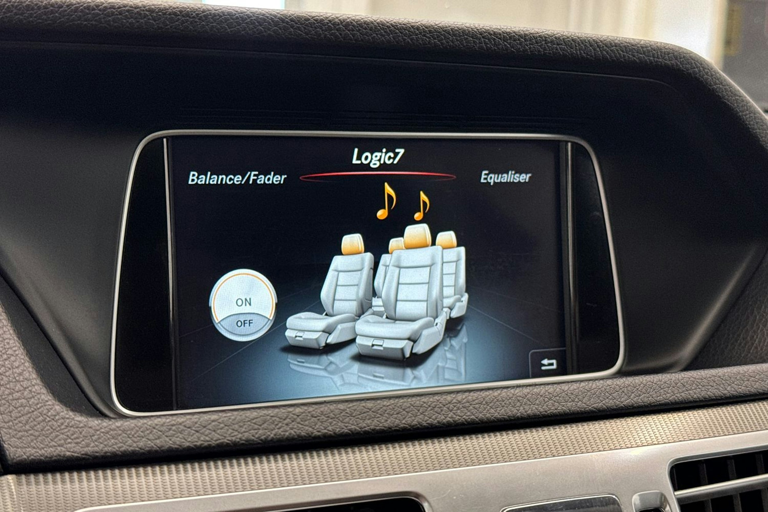 harmaa Mercedes-Benz E 2016 kuva 29.
