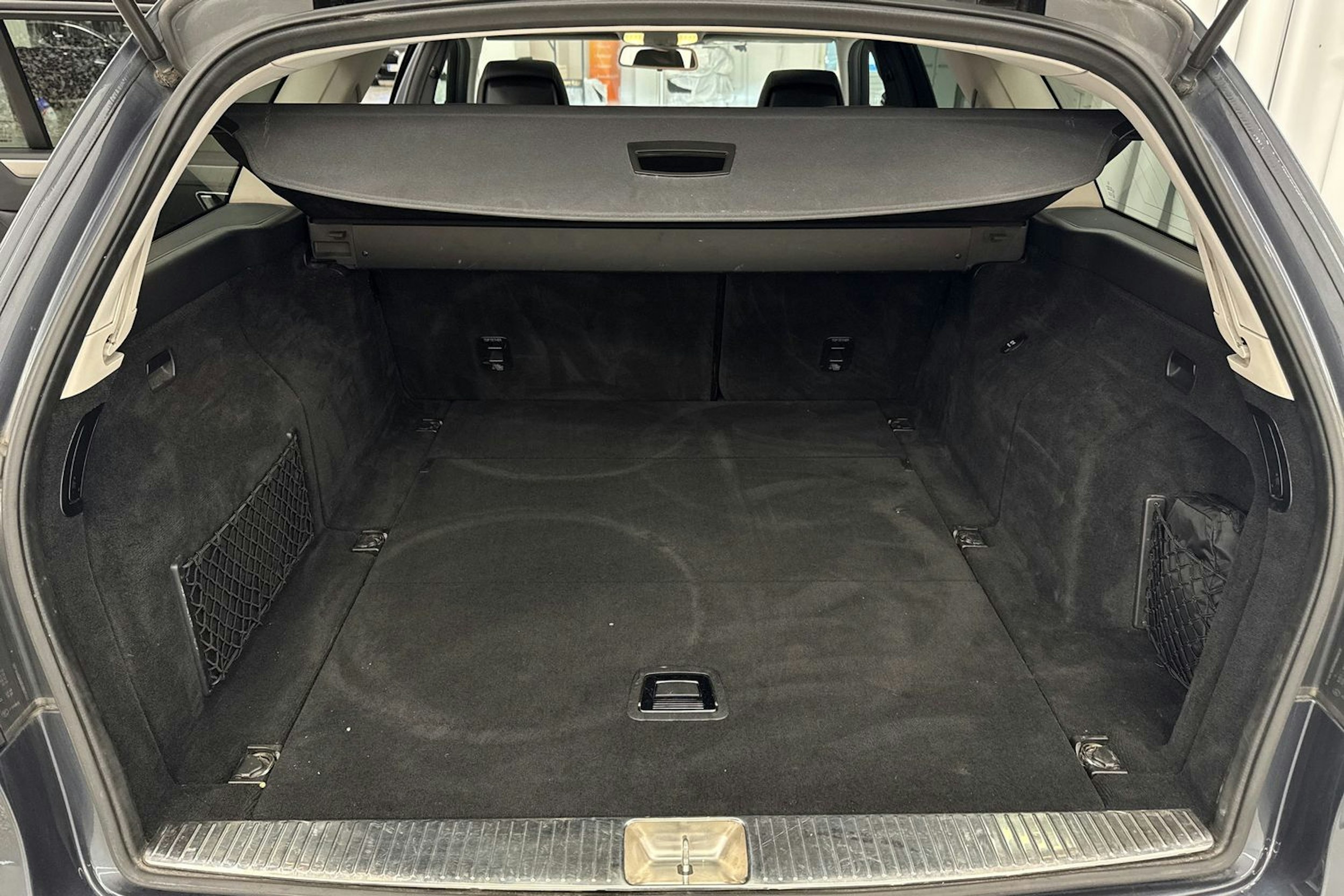 harmaa Mercedes-Benz E 2016 kuva 37.