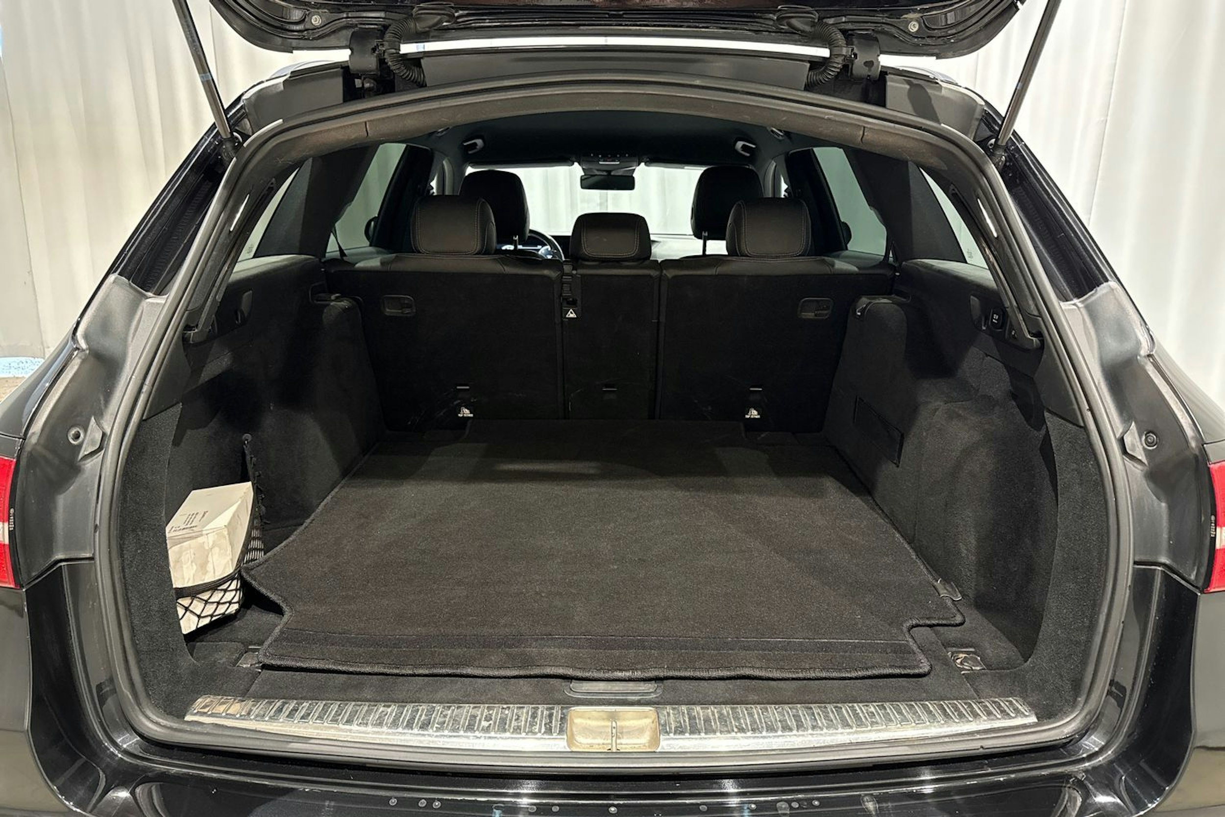 musta Mercedes-Benz E 2016 kuva 14.