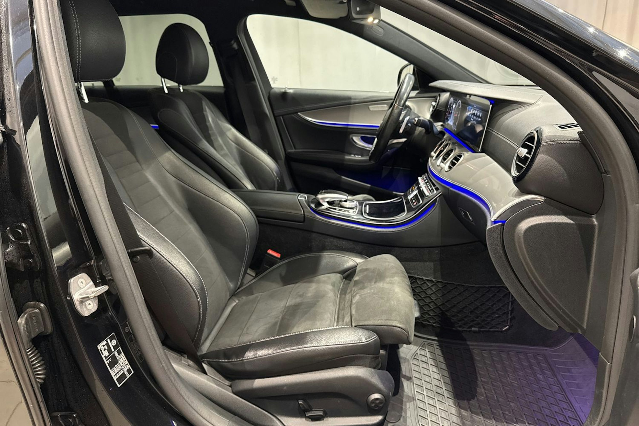 musta Mercedes-Benz E 2016 kuva 18.