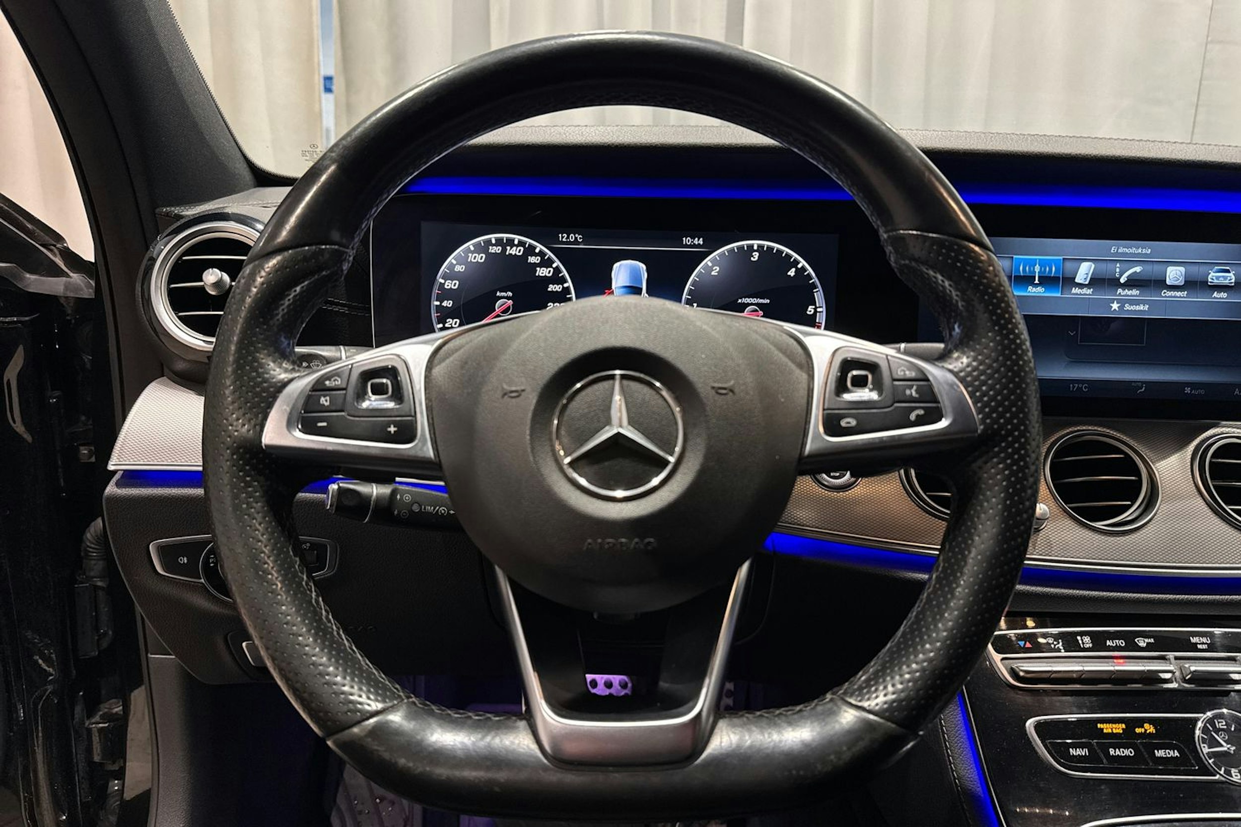 musta Mercedes-Benz E 2016 kuva 19.