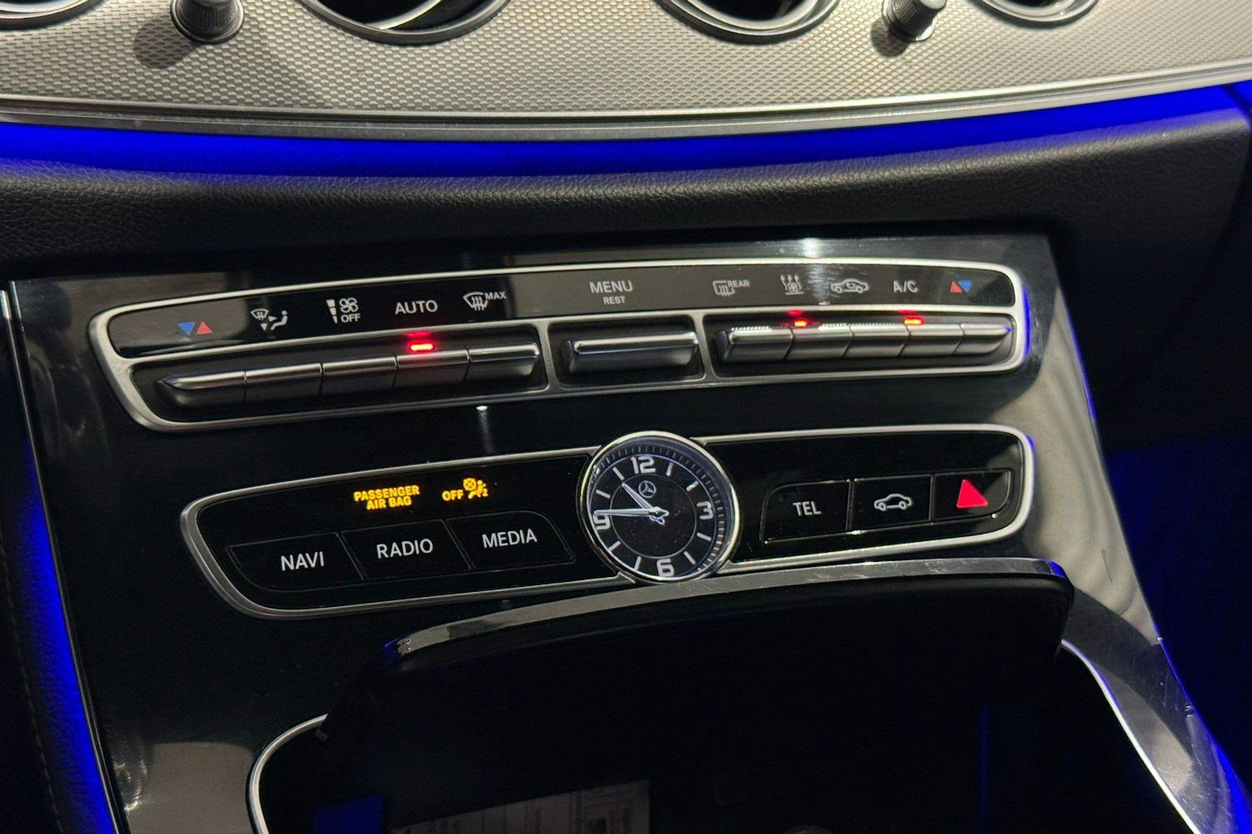 musta Mercedes-Benz E 2016 kuva 26.