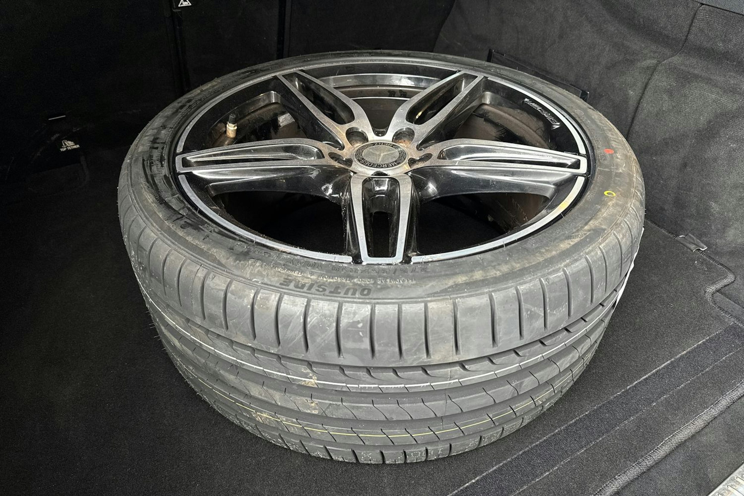 musta Mercedes-Benz E 2016 kuva 27.