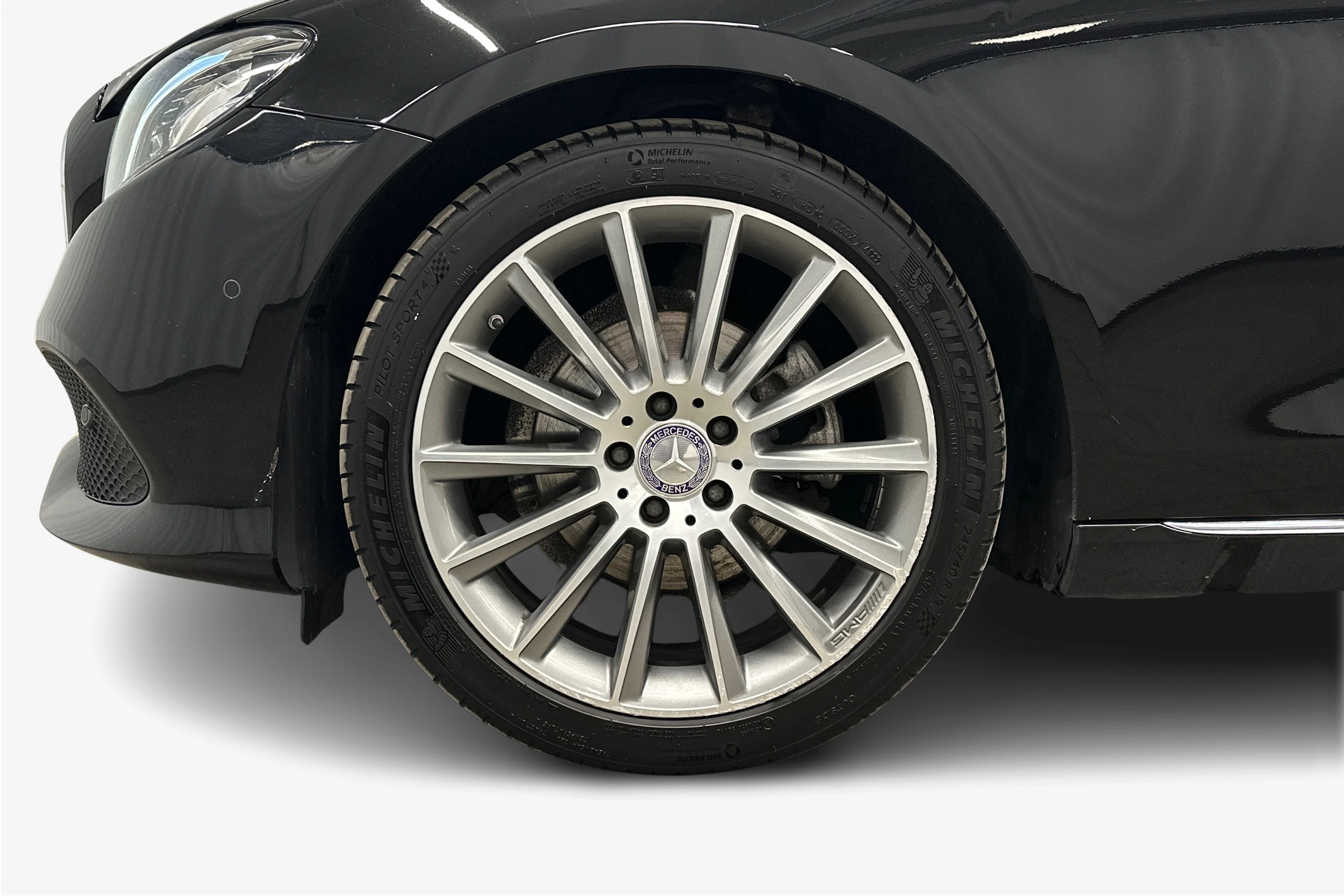 musta Mercedes-Benz E 2016 kuva 9.