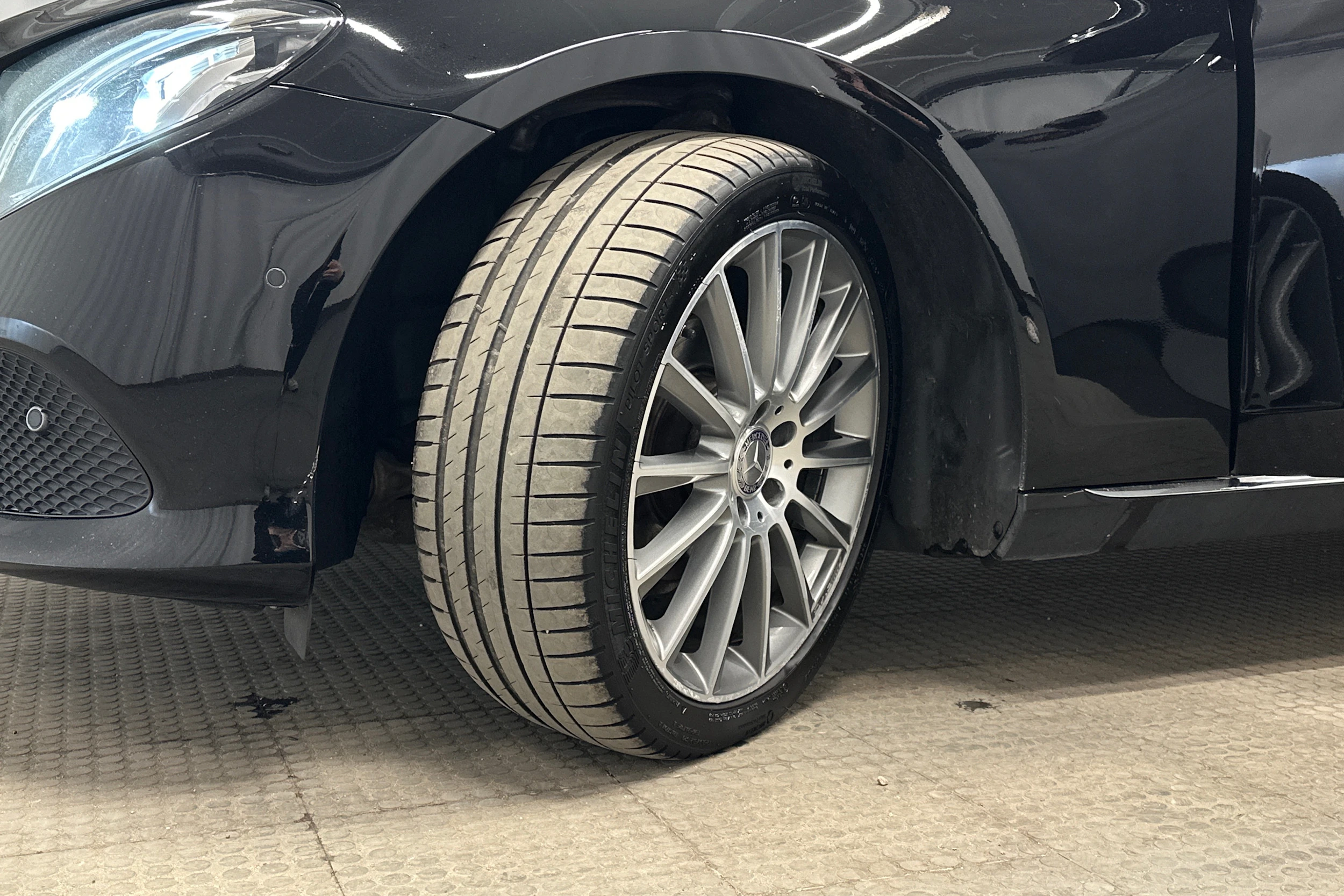 musta Mercedes-Benz E 2016 kuva 10.