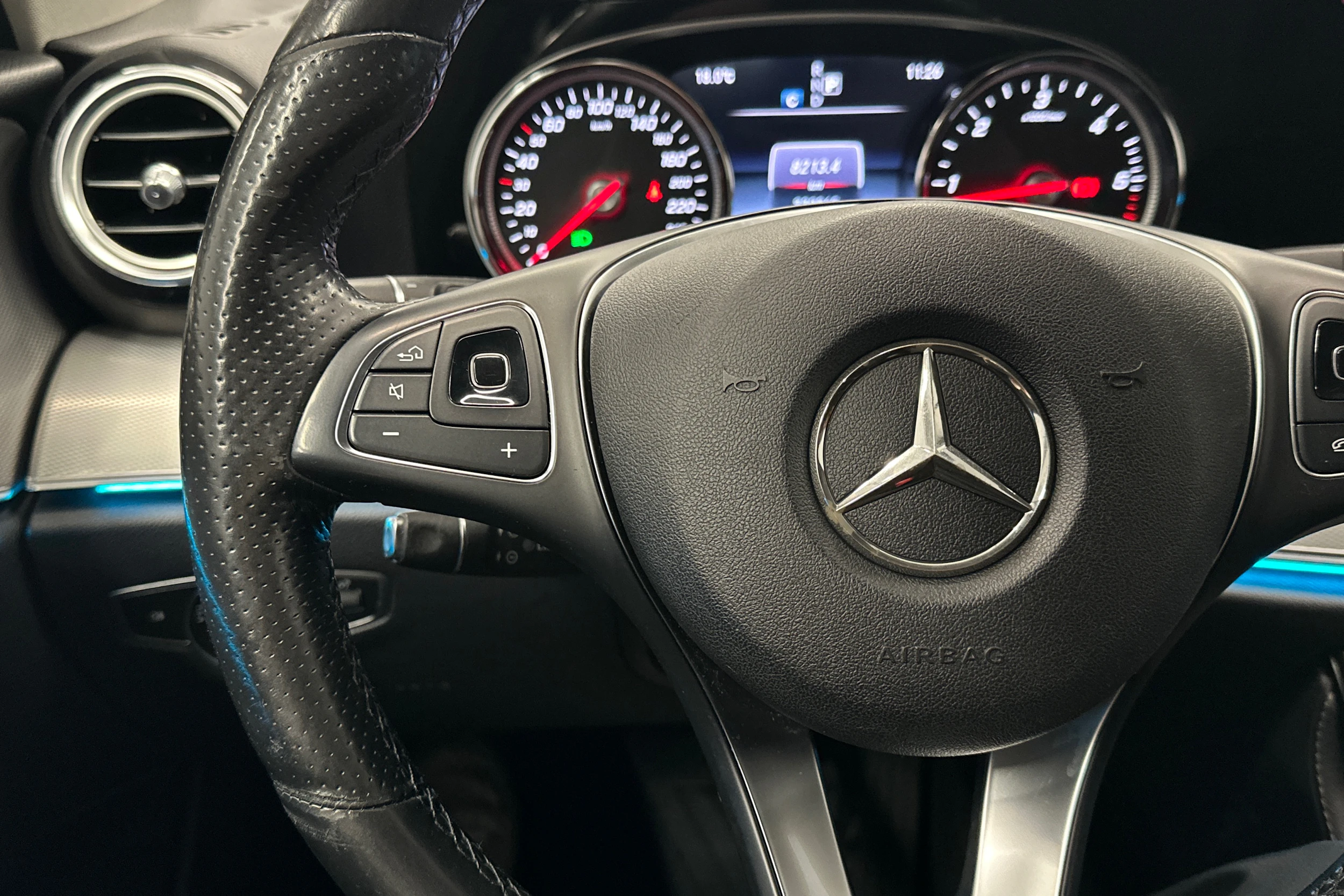 musta Mercedes-Benz E 2016 kuva 11.