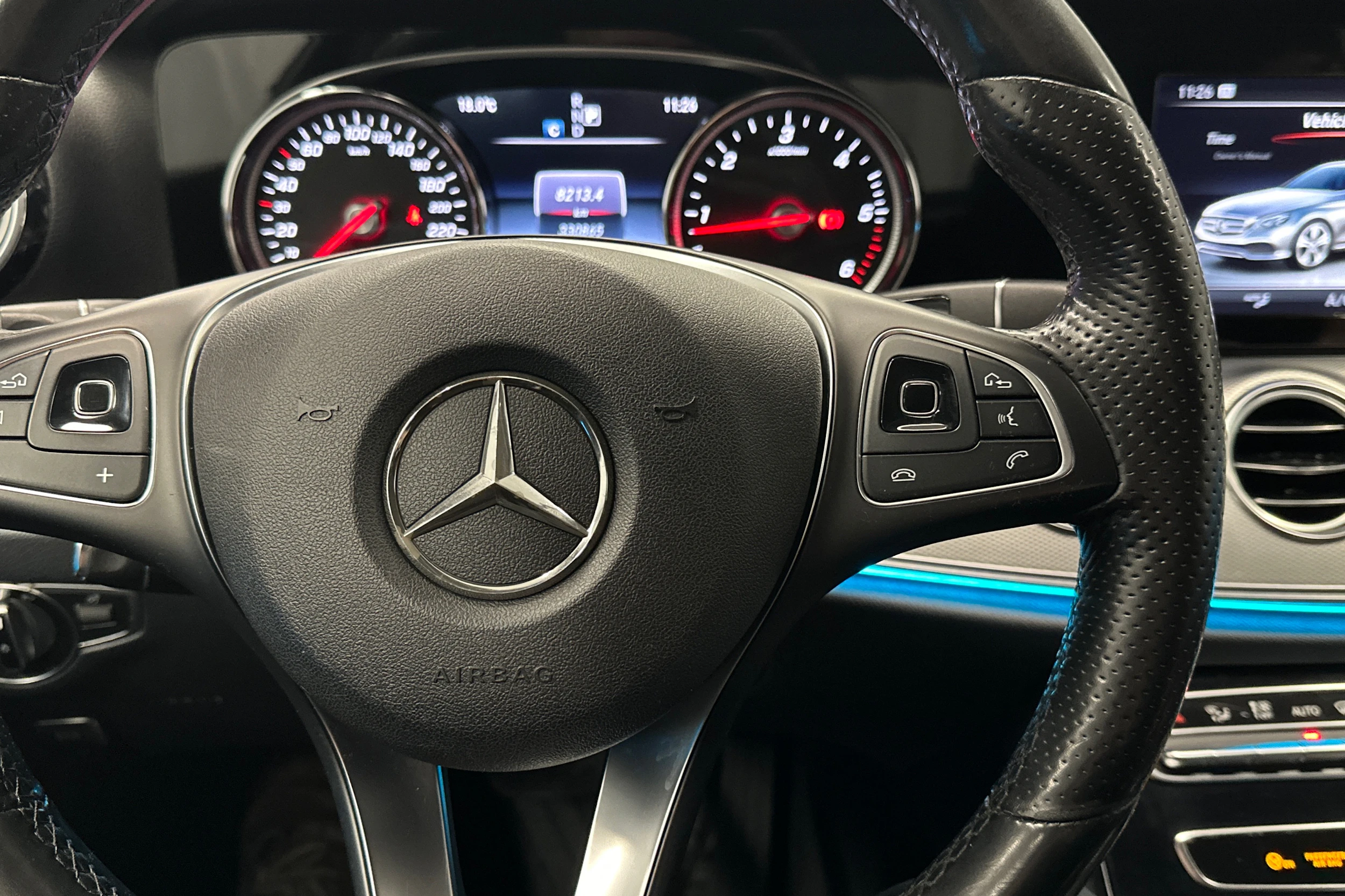 musta Mercedes-Benz E 2016 kuva 12.