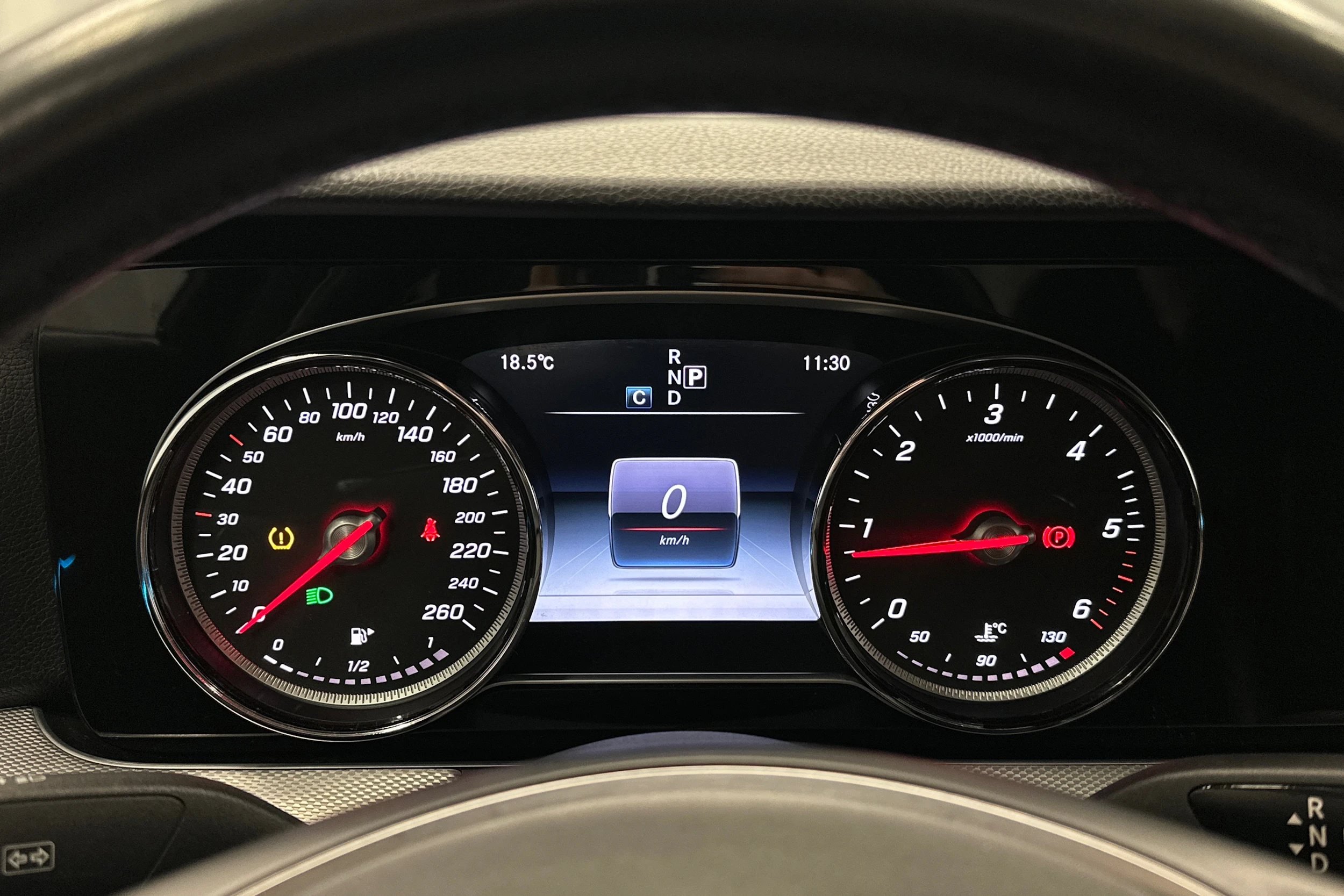 musta Mercedes-Benz E 2016 kuva 13.