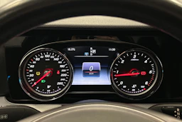 musta Mercedes-Benz E 2016 kuva 13.