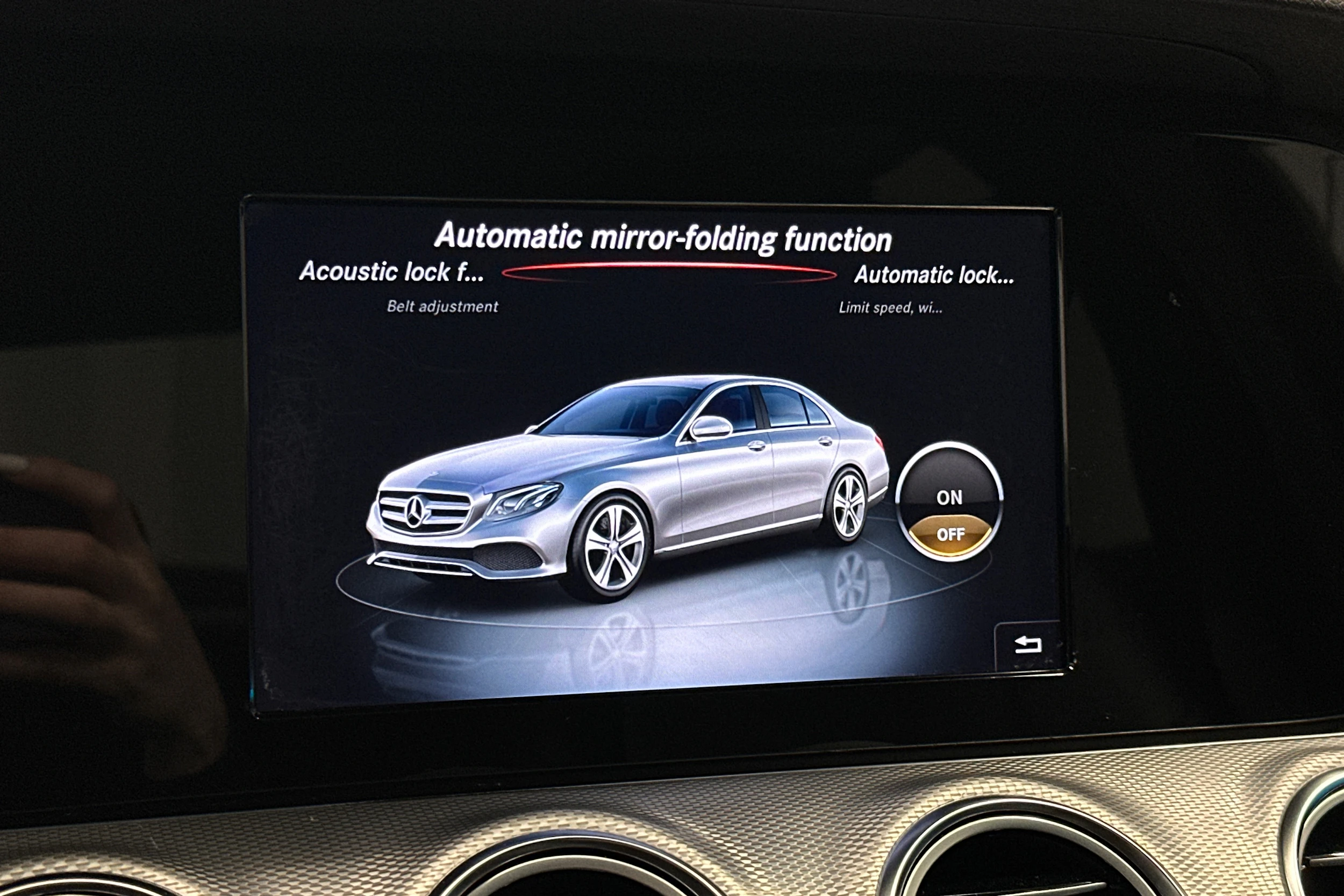 musta Mercedes-Benz E 2016 kuva 27.