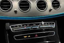 musta Mercedes-Benz E 2016 kuva 28.