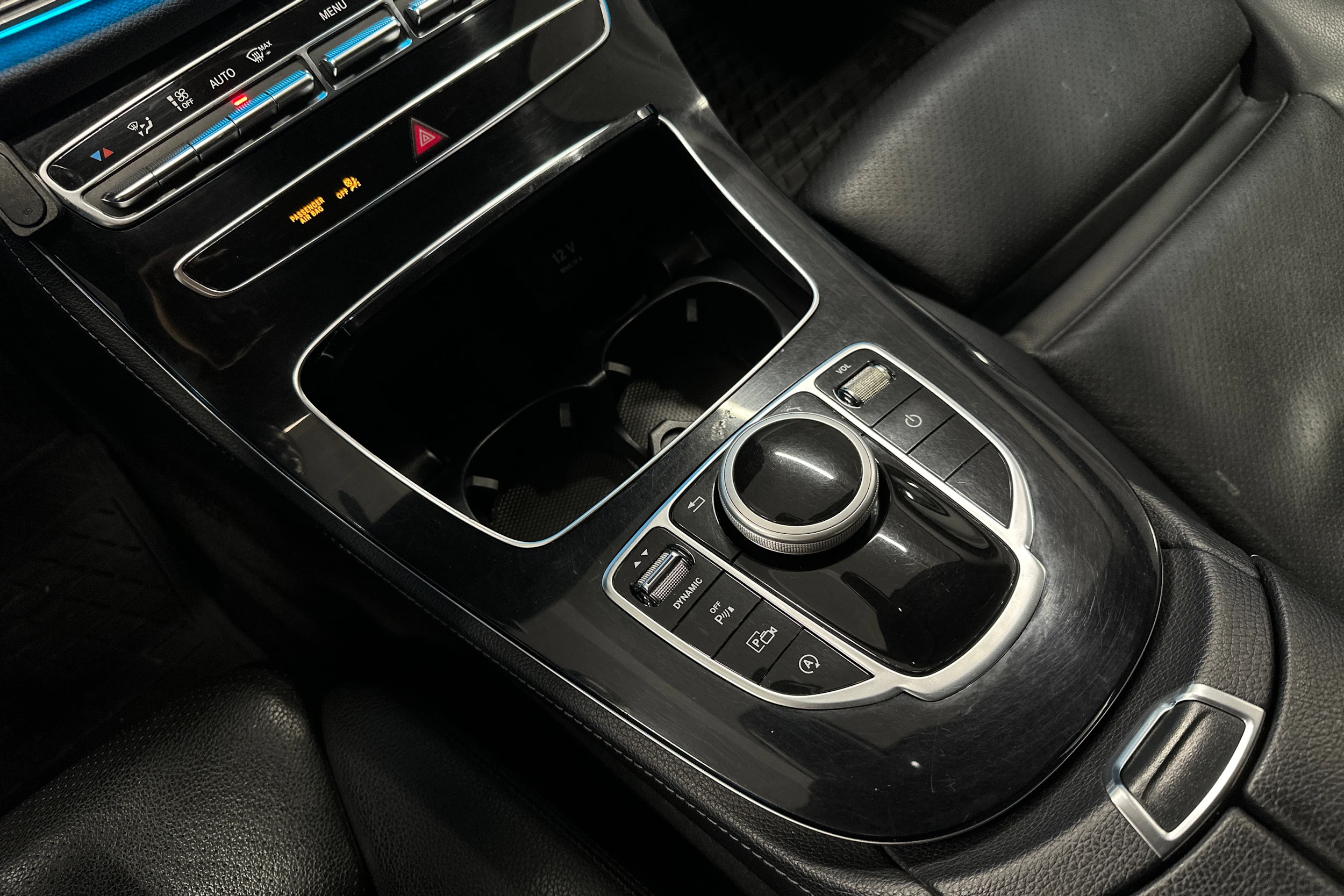 musta Mercedes-Benz E 2016 kuva 29.