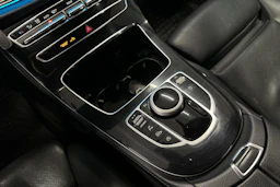musta Mercedes-Benz E 2016 kuva 29.