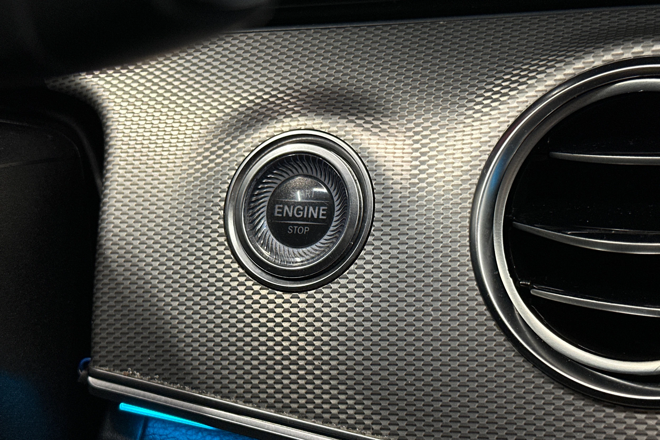 musta Mercedes-Benz E 2016 kuva 30.