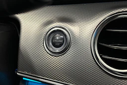 musta Mercedes-Benz E 2016 kuva 30.