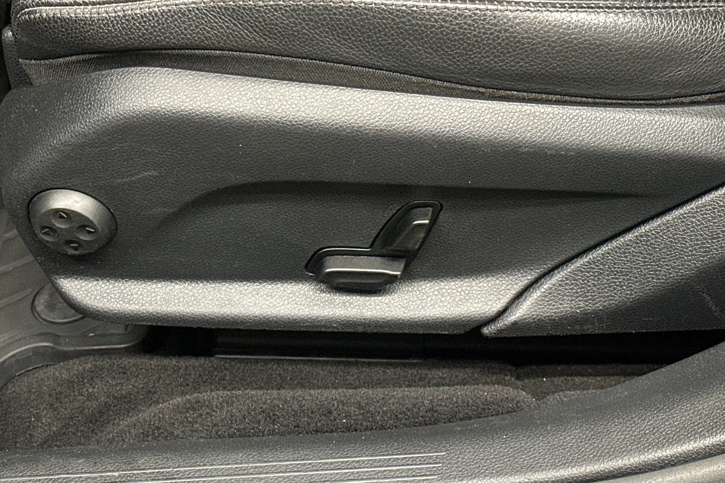 musta Mercedes-Benz E 2016 kuva 31.
