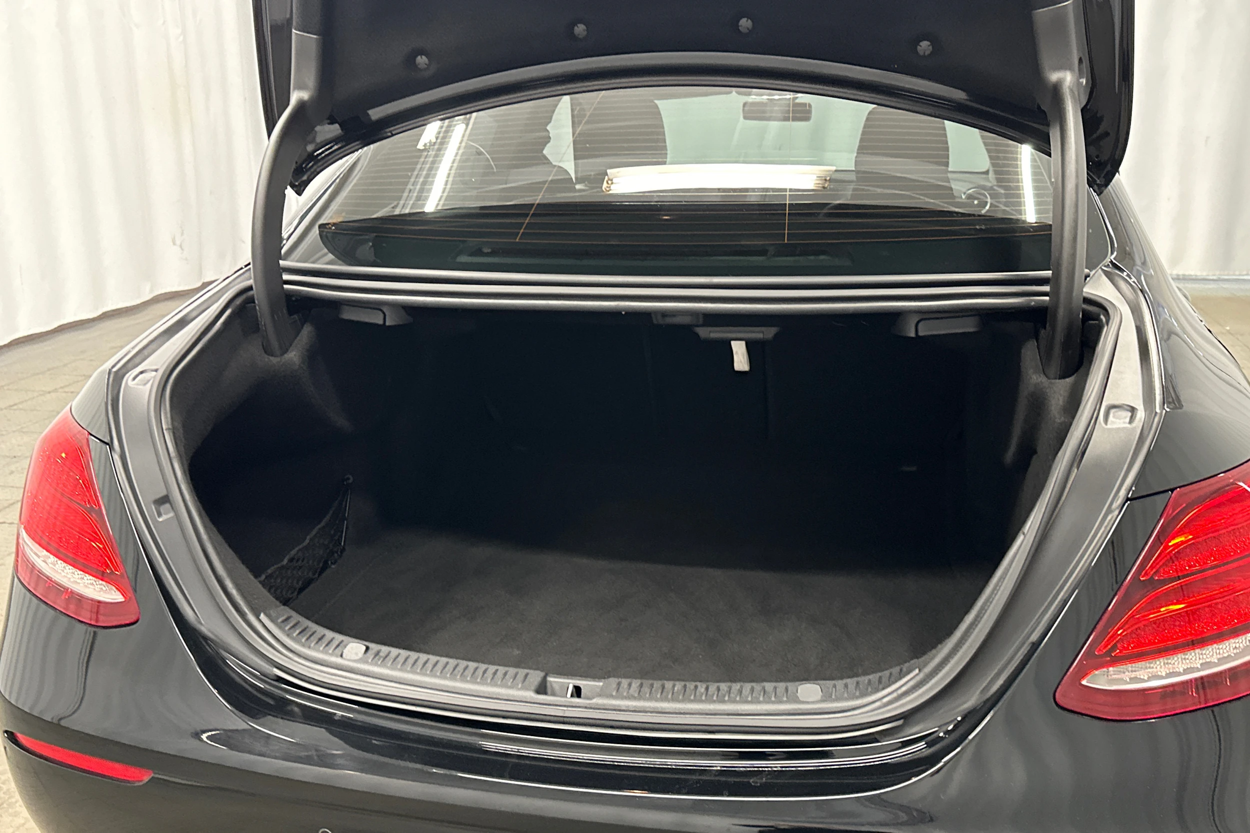musta Mercedes-Benz E 2016 kuva 32.