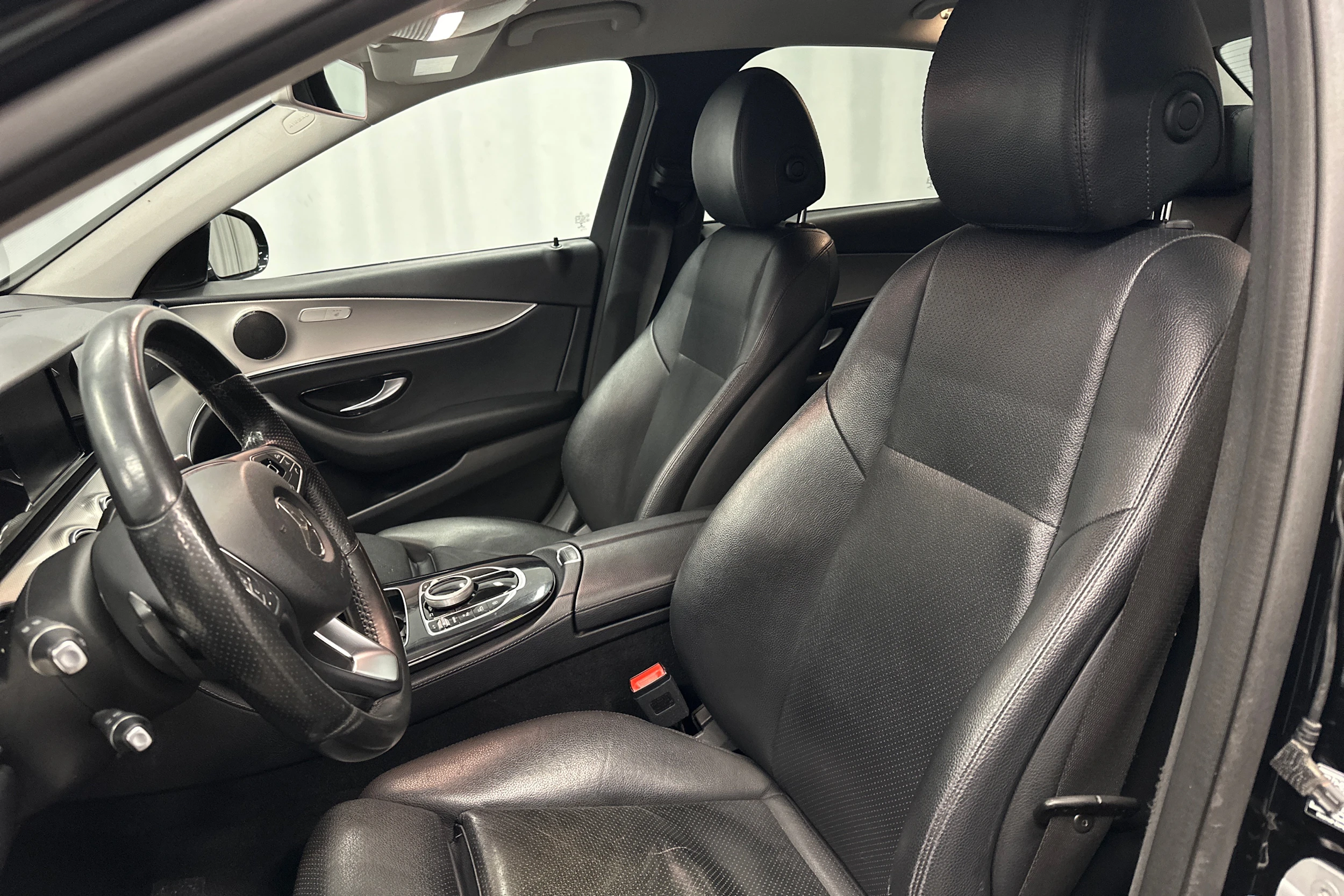 musta Mercedes-Benz E 2016 kuva 33.
