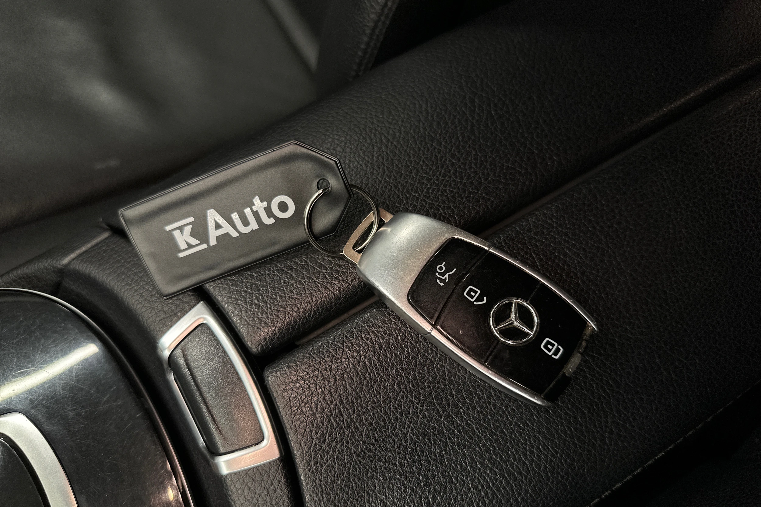musta Mercedes-Benz E 2016 kuva 34.