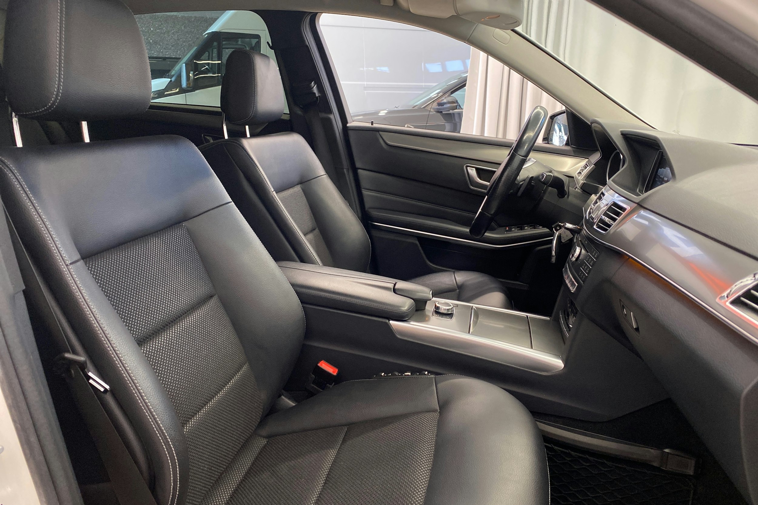 valkoinen Mercedes-Benz E 2016 kuva 12.