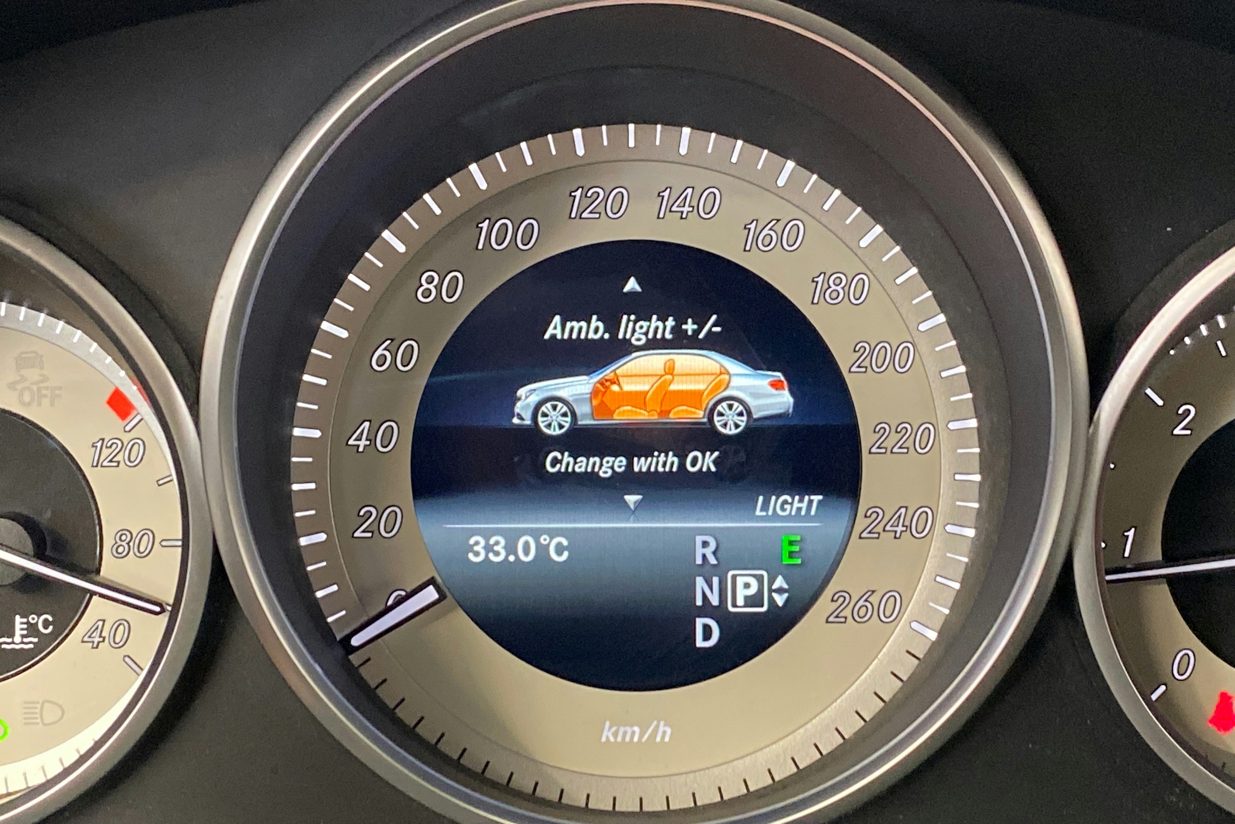 valkoinen Mercedes-Benz E 2016 kuva 26.