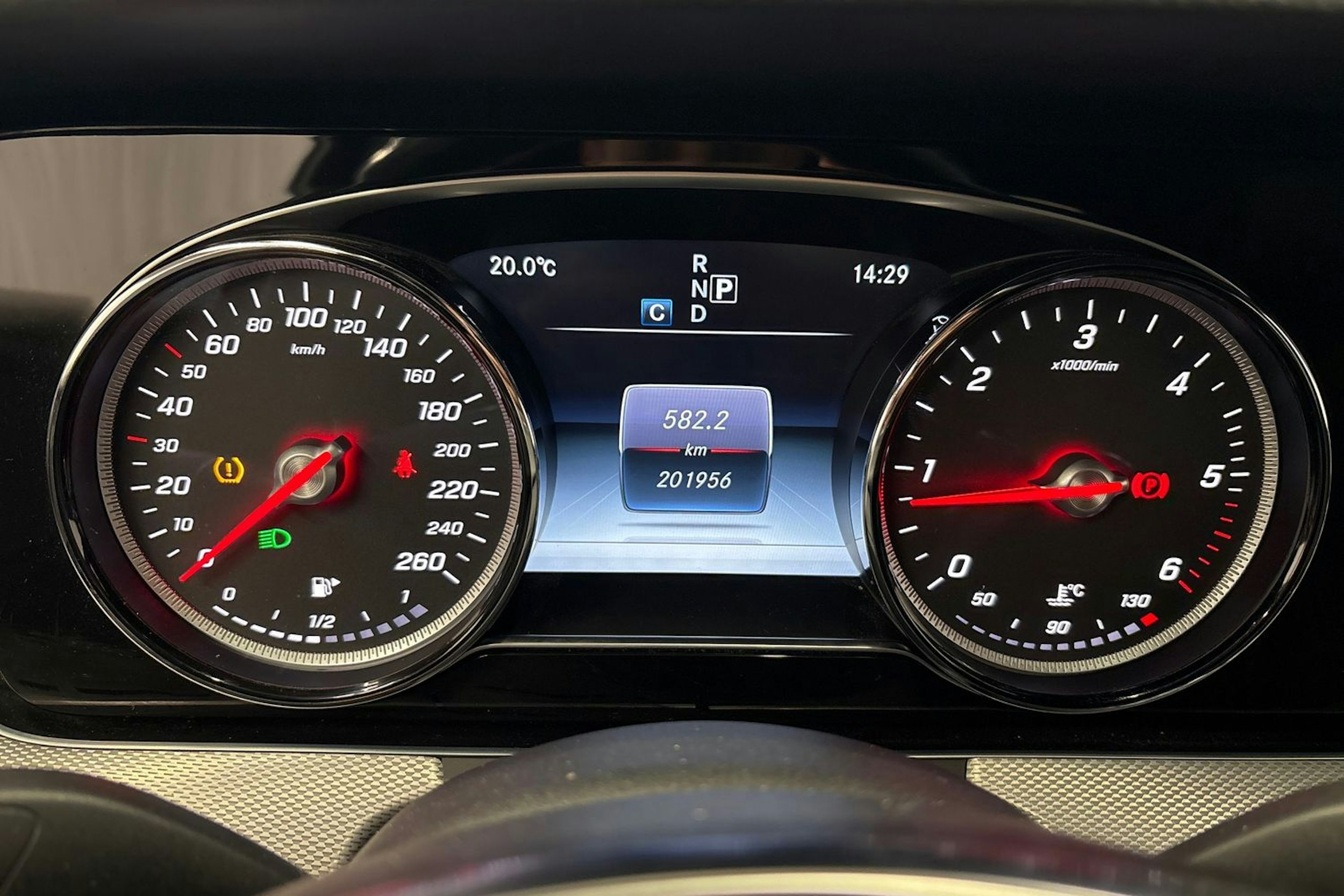 vihreä Mercedes-Benz E 2016 kuva 19.