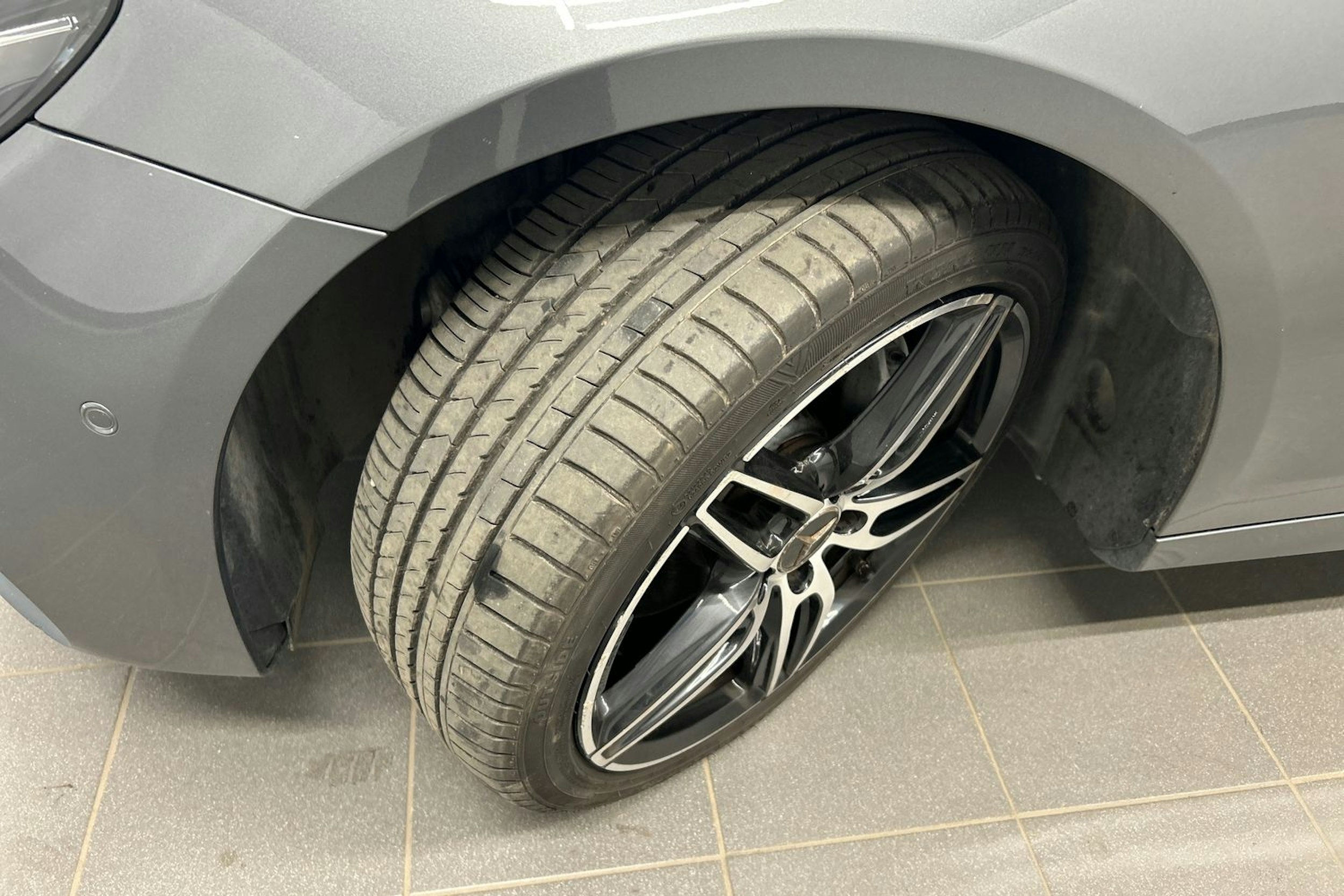 harmaa Mercedes-Benz E 2016 kuva 13.