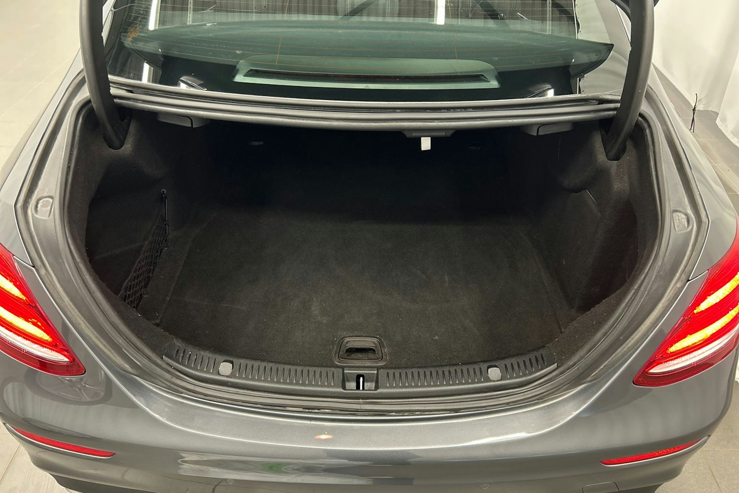 harmaa Mercedes-Benz E 2016 kuva 16.