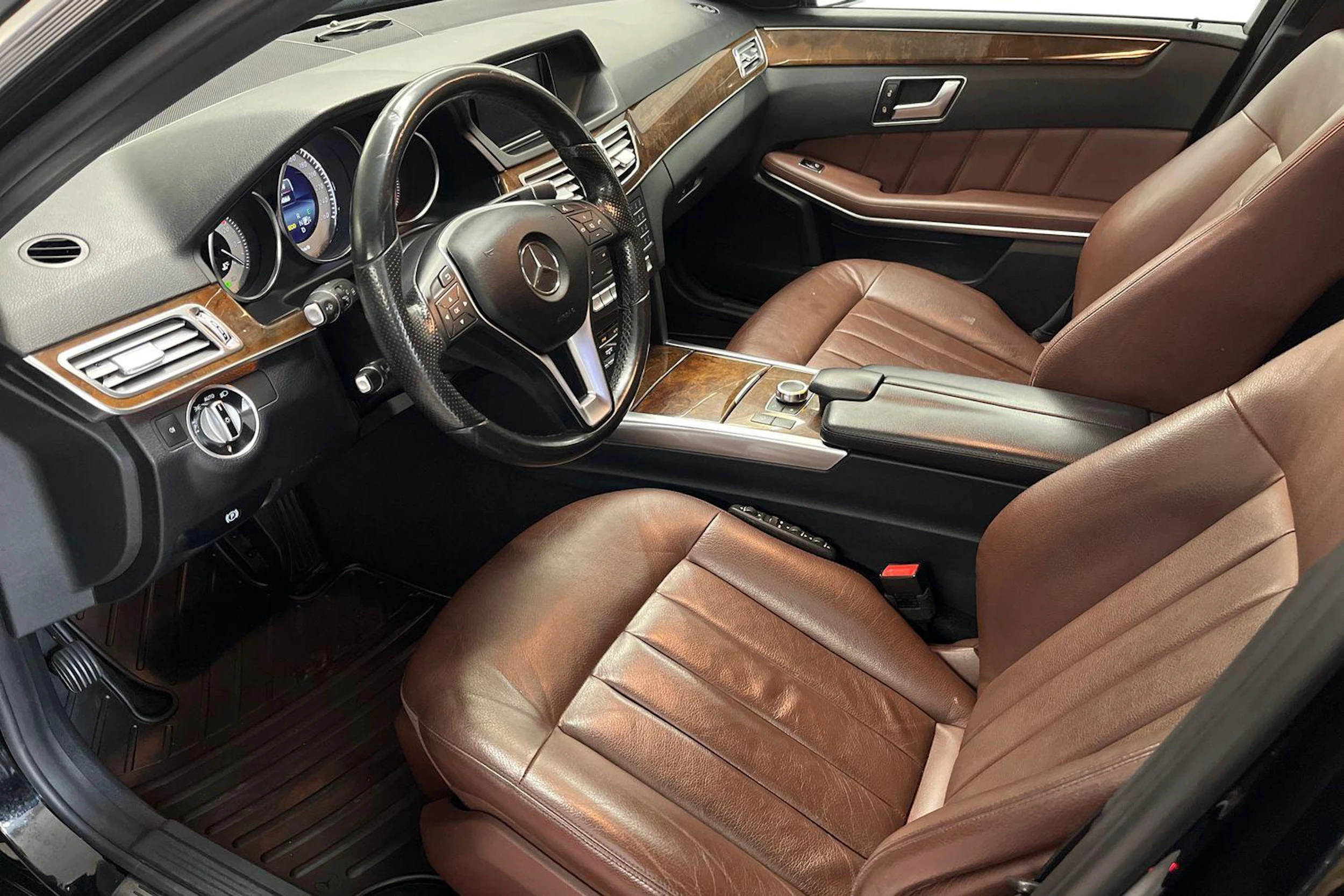 musta Mercedes-Benz E 2016 kuva 8.