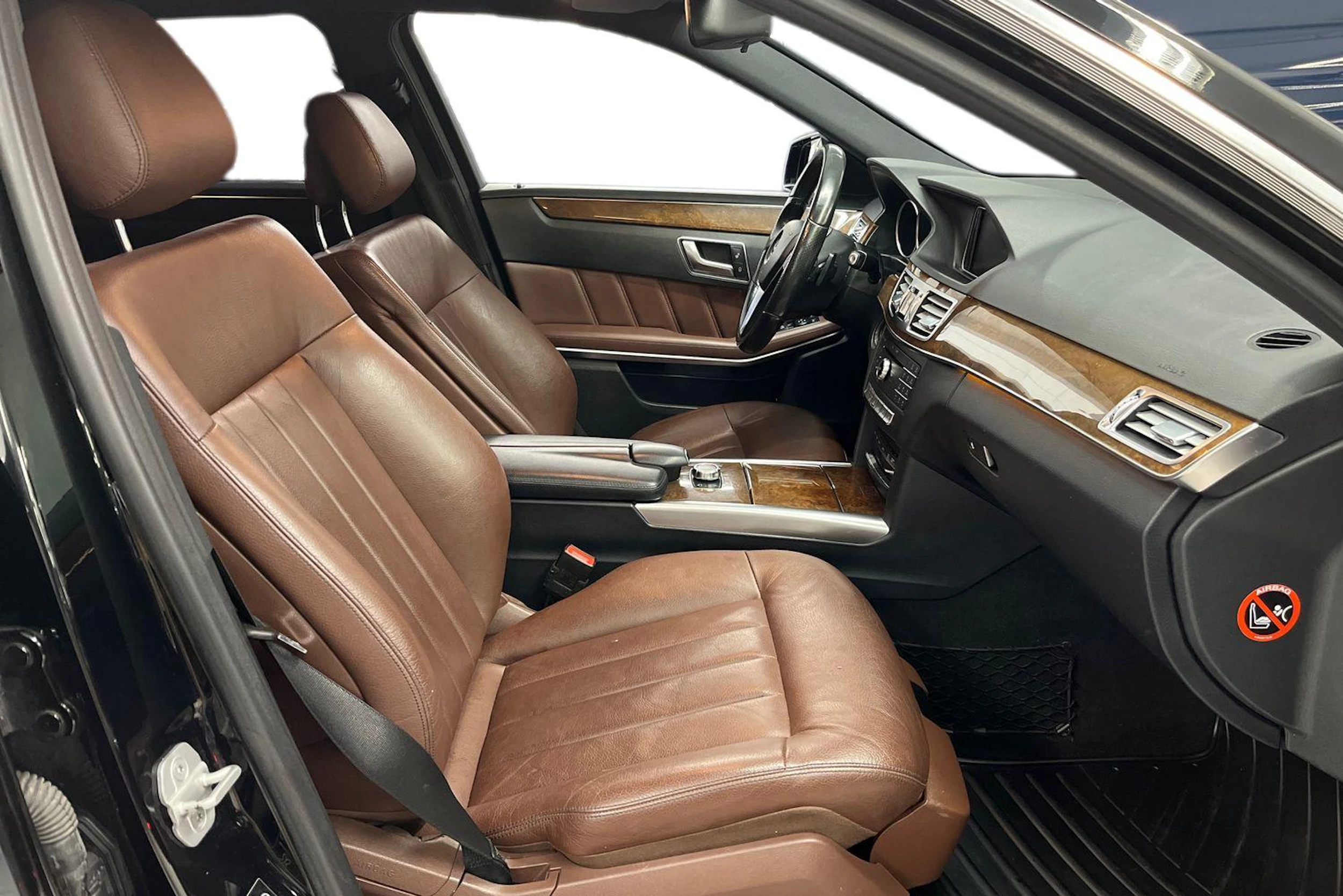musta Mercedes-Benz E 2016 kuva 12.