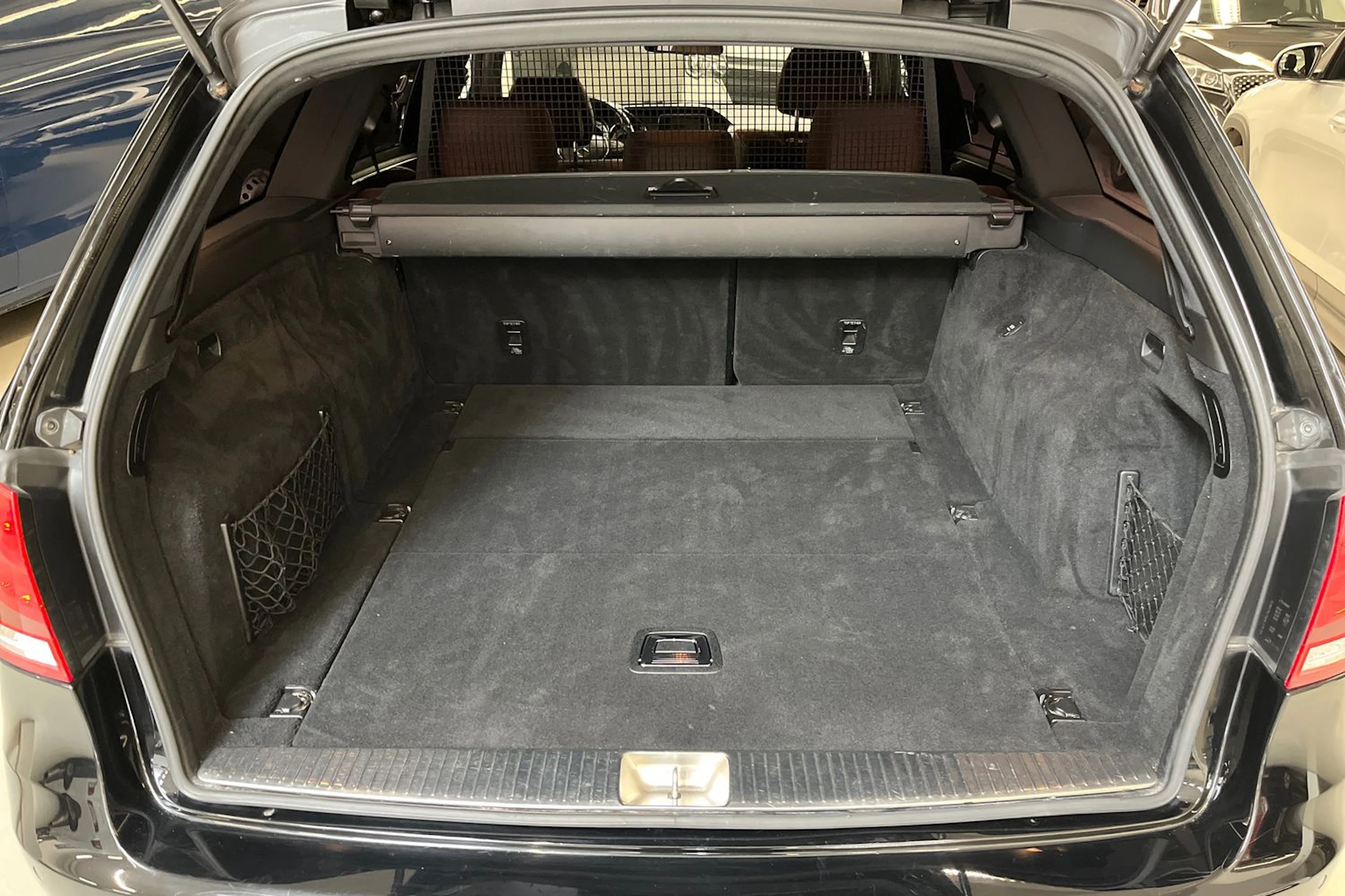 musta Mercedes-Benz E 2016 kuva 13.