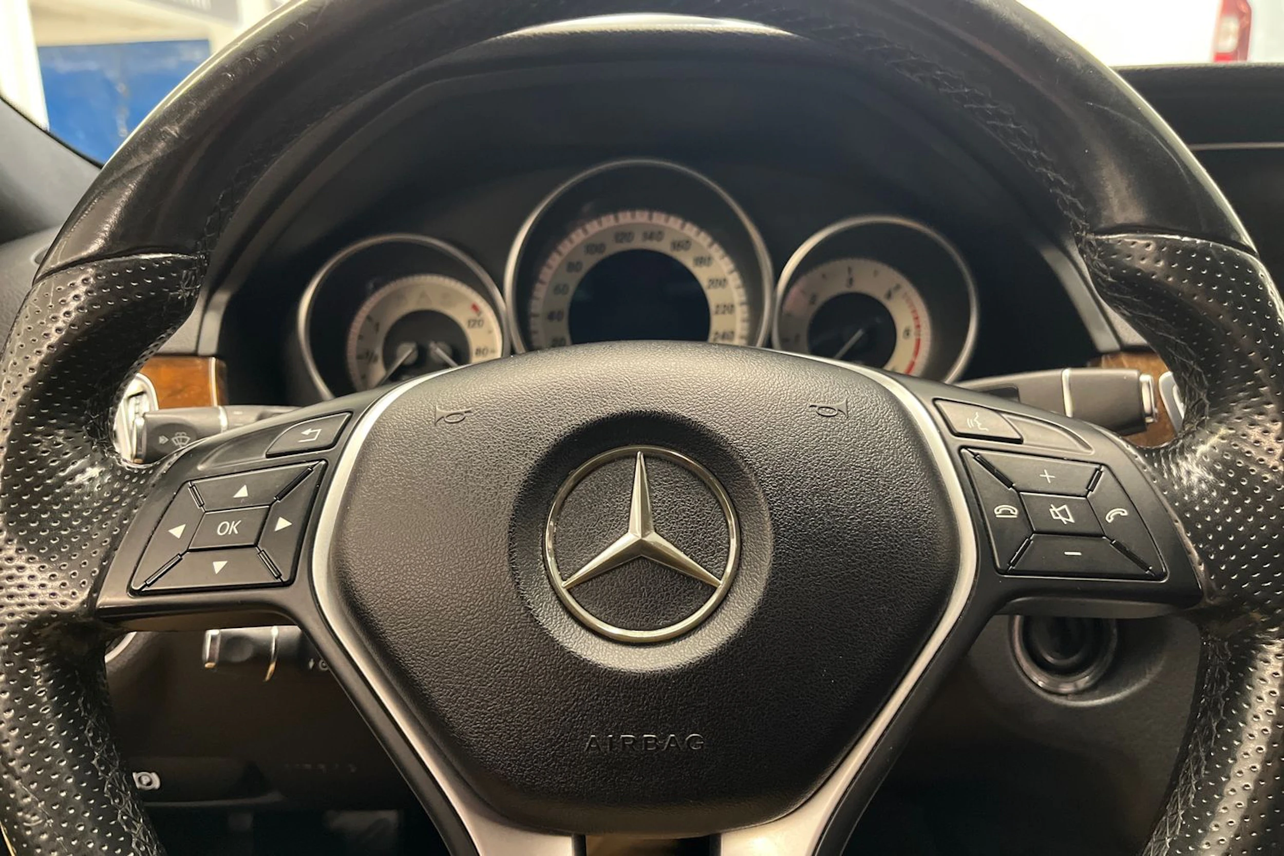 musta Mercedes-Benz E 2016 kuva 18.