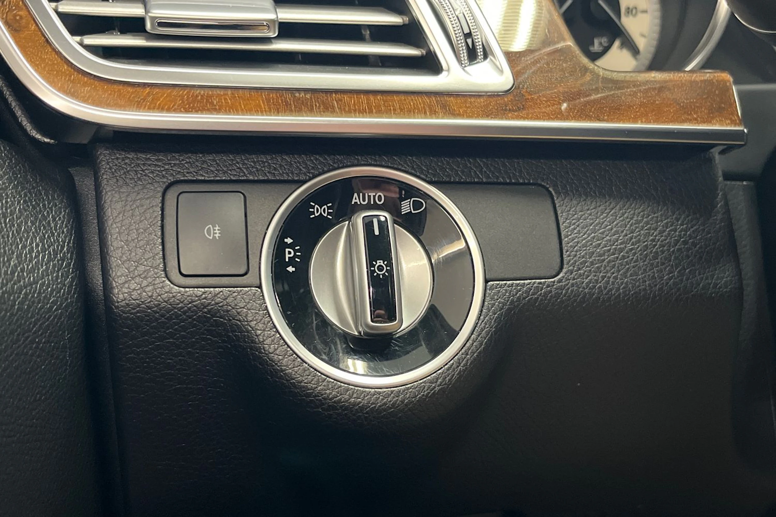 musta Mercedes-Benz E 2016 kuva 19.