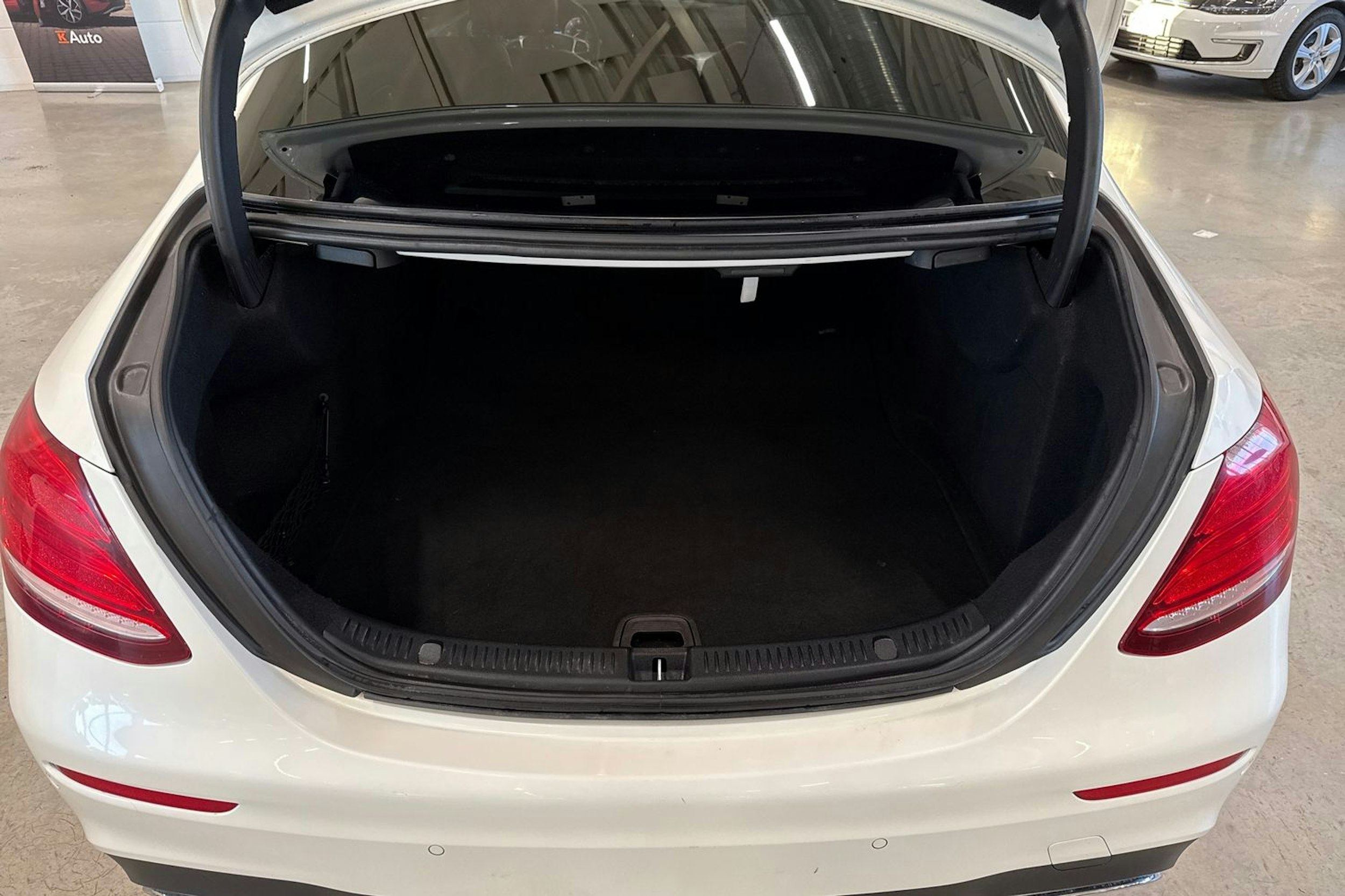 valkoinen Mercedes-Benz E 2016 kuva 11.