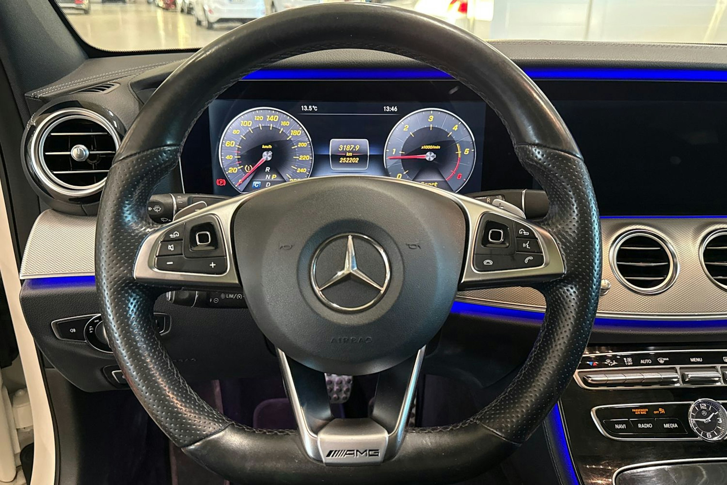 valkoinen Mercedes-Benz E 2016 kuva 13.