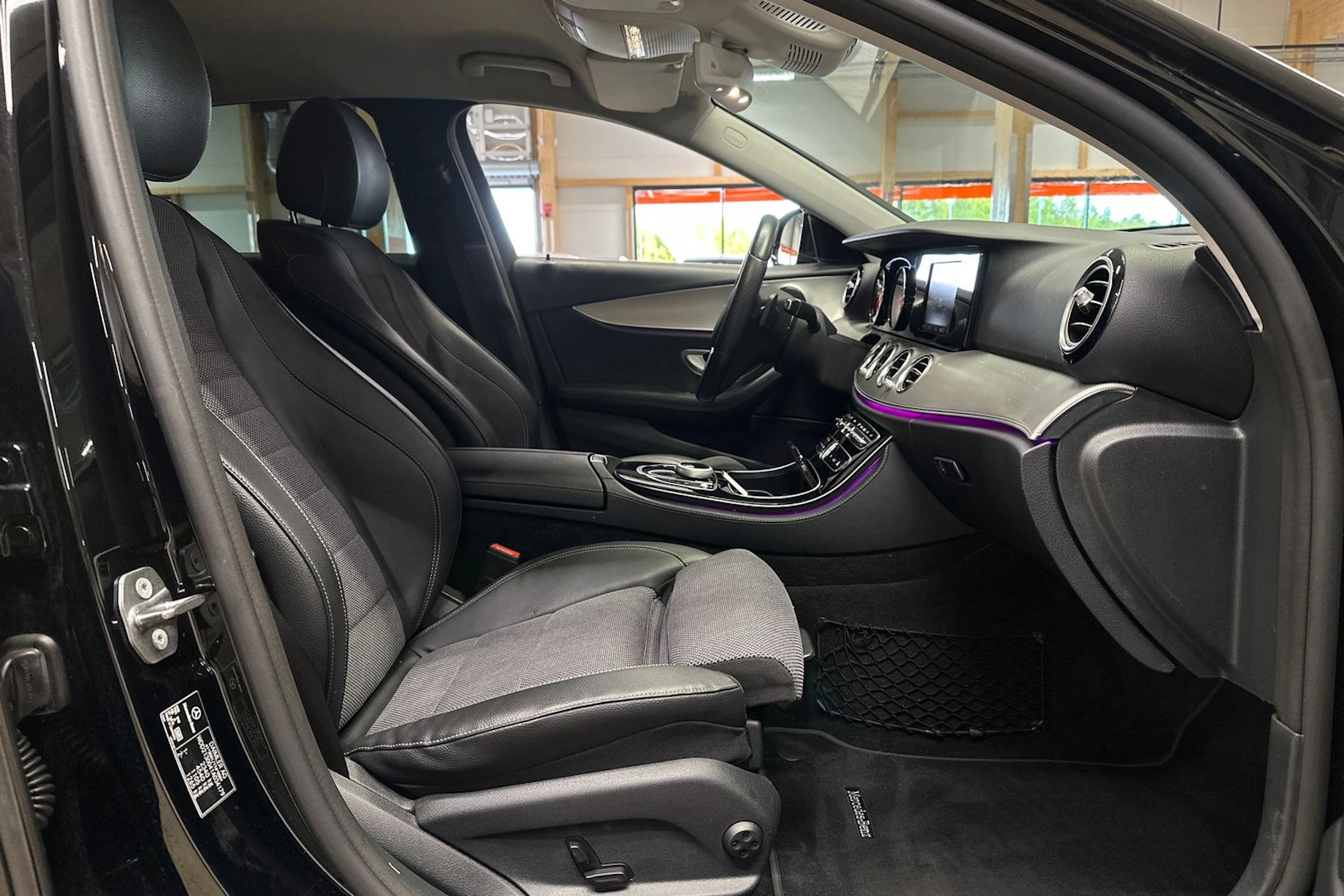 musta Mercedes-Benz E 2016 kuva 11.