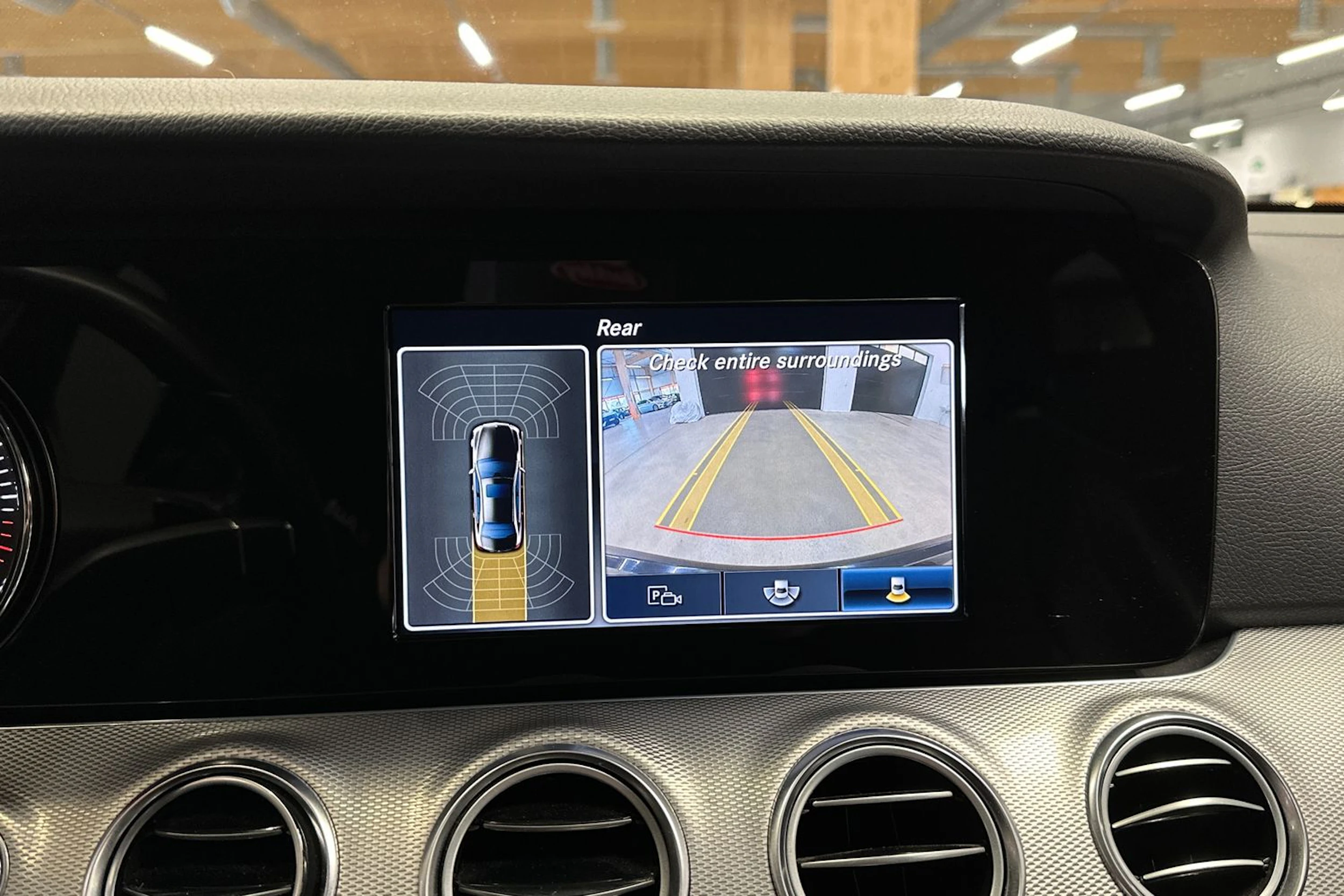 musta Mercedes-Benz E 2016 kuva 13.