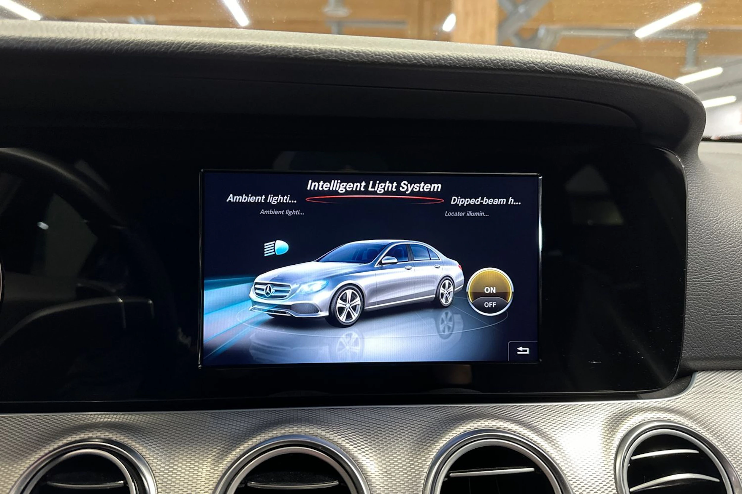 musta Mercedes-Benz E 2016 kuva 17.