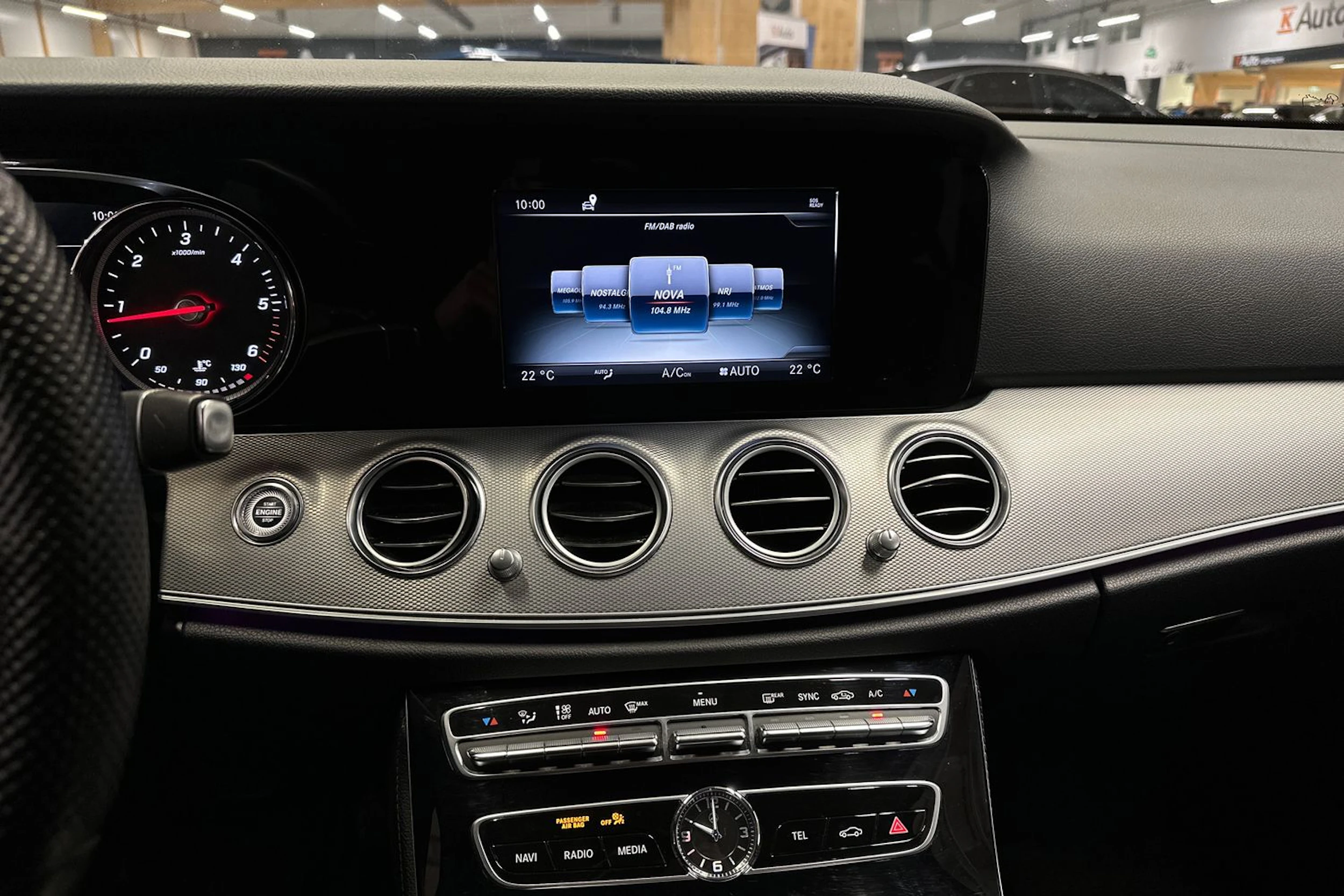 musta Mercedes-Benz E 2016 kuva 18.