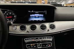 musta Mercedes-Benz E 2016 kuva 18.