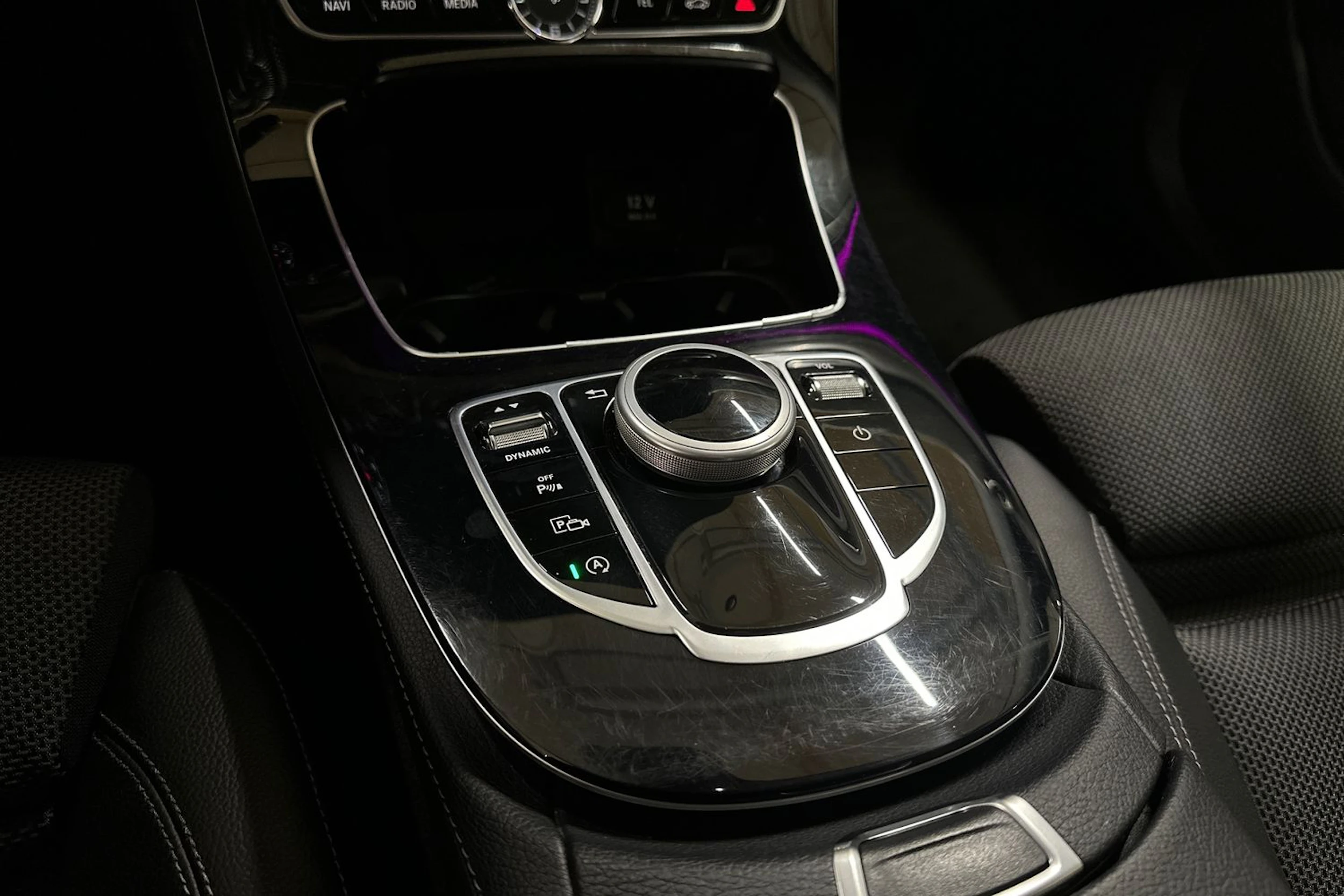 musta Mercedes-Benz E 2016 kuva 20.