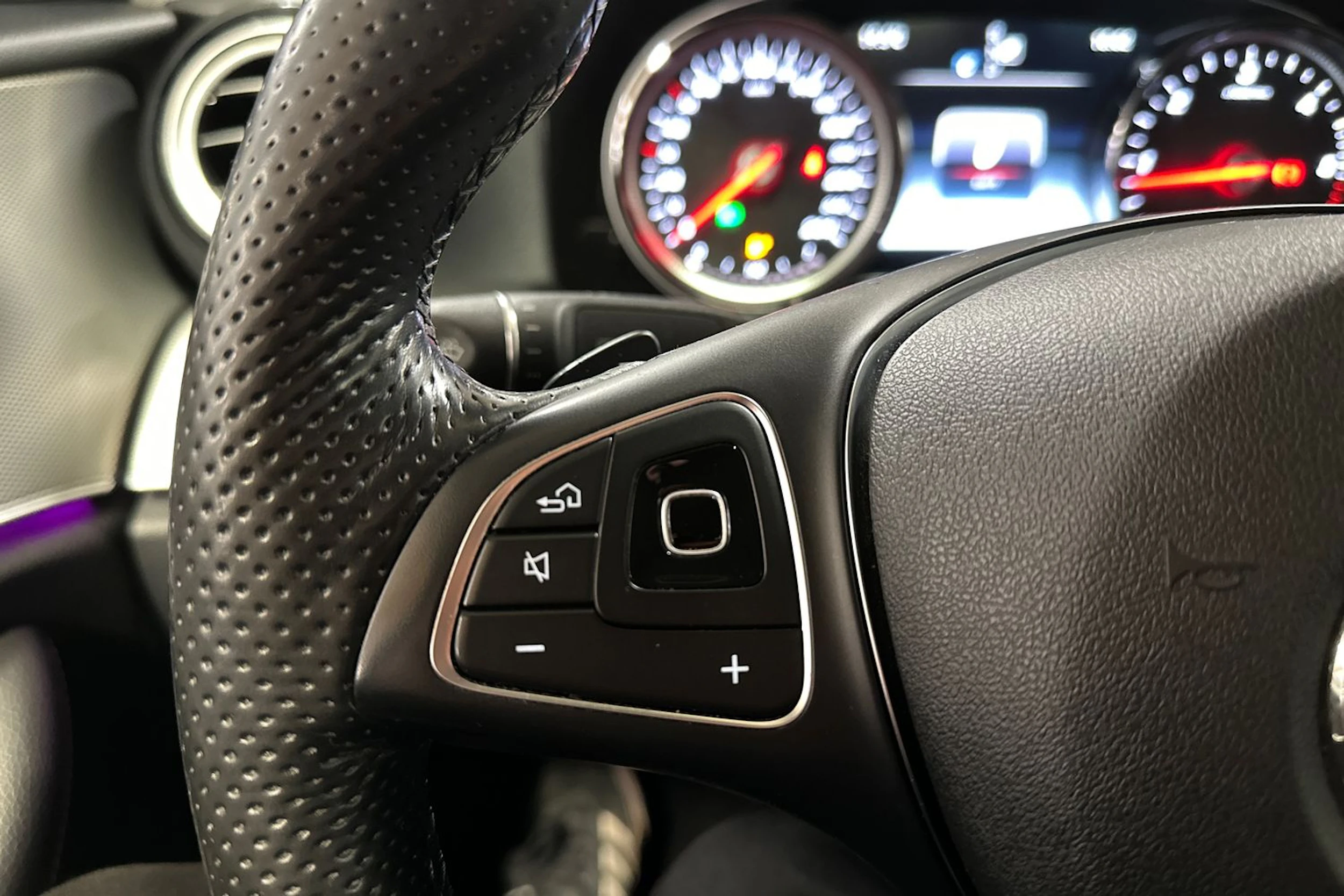 musta Mercedes-Benz E 2016 kuva 23.