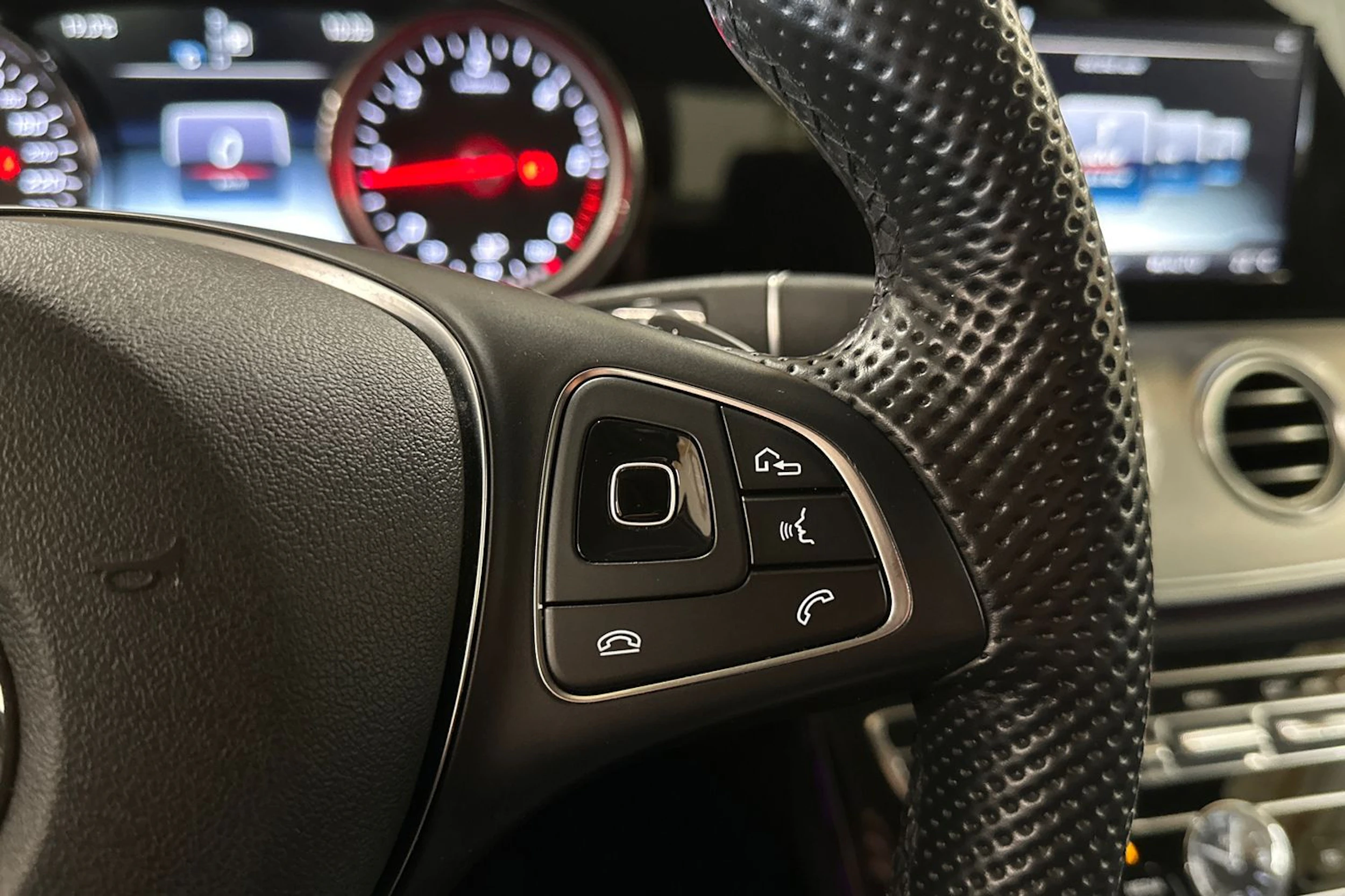 musta Mercedes-Benz E 2016 kuva 24.