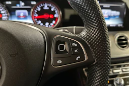 musta Mercedes-Benz E 2016 kuva 24.